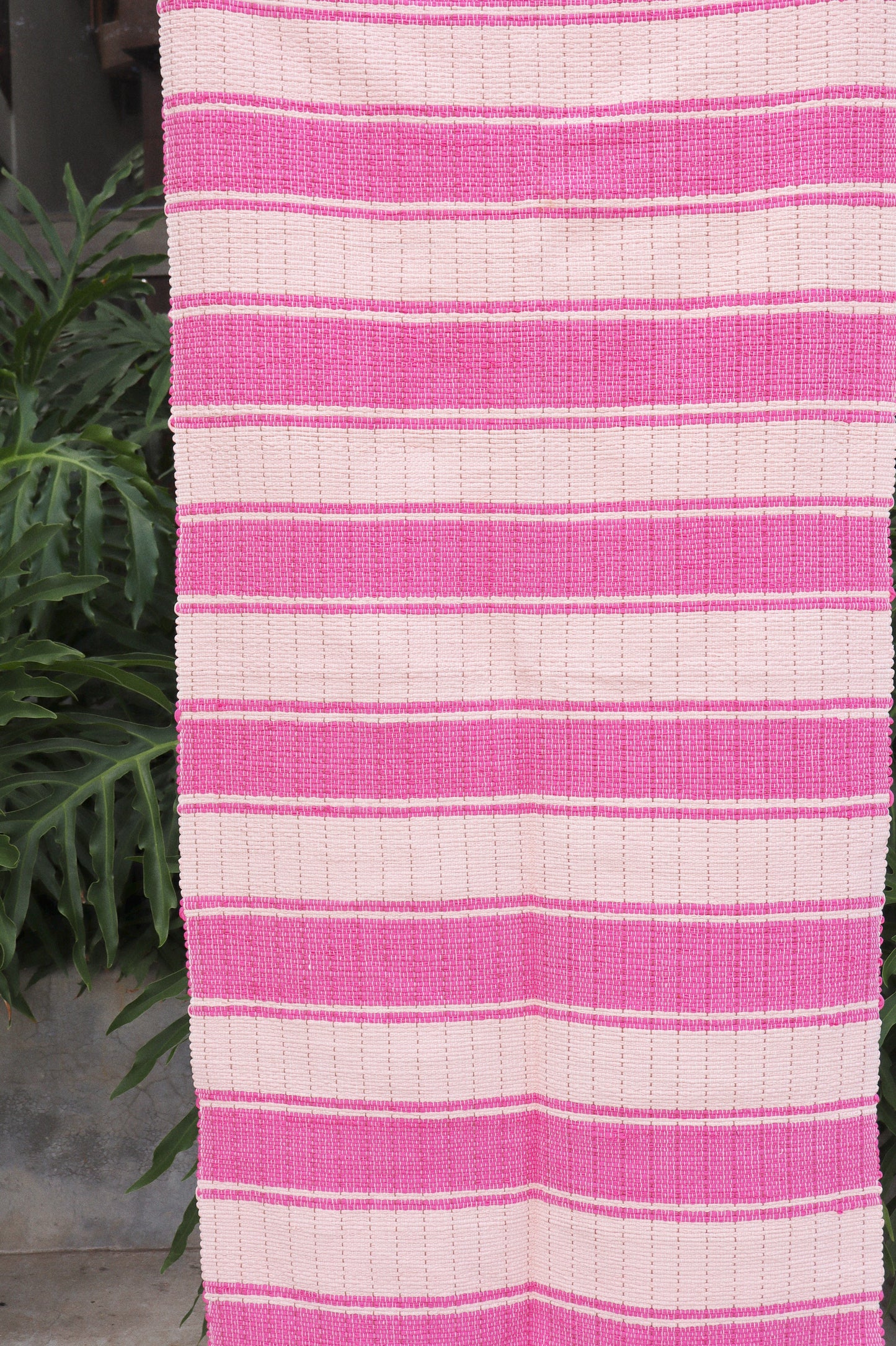 Tapete Médio em Malha Listrado Rosa