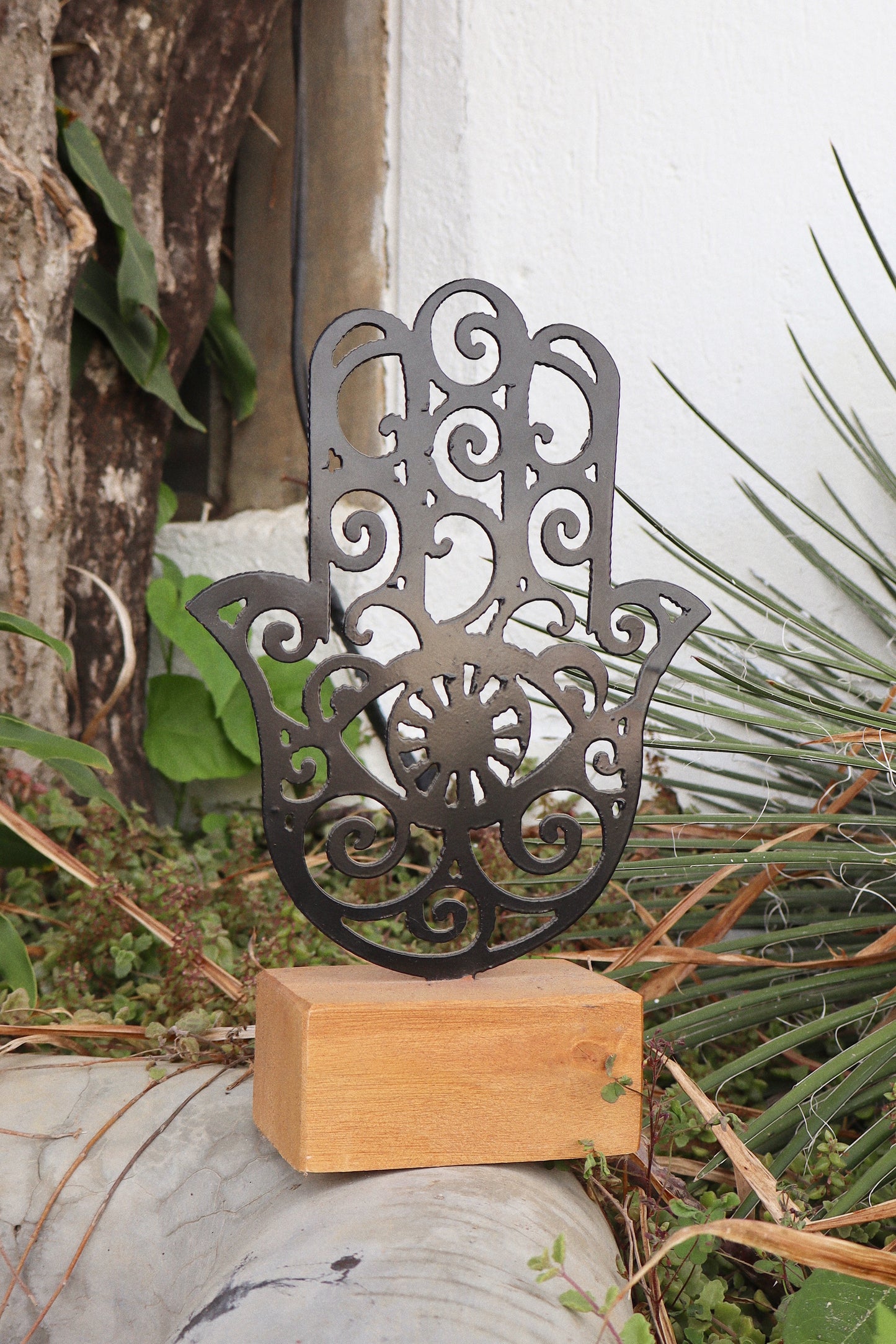 Pedestal Mão de Fátima com Base em Madeira