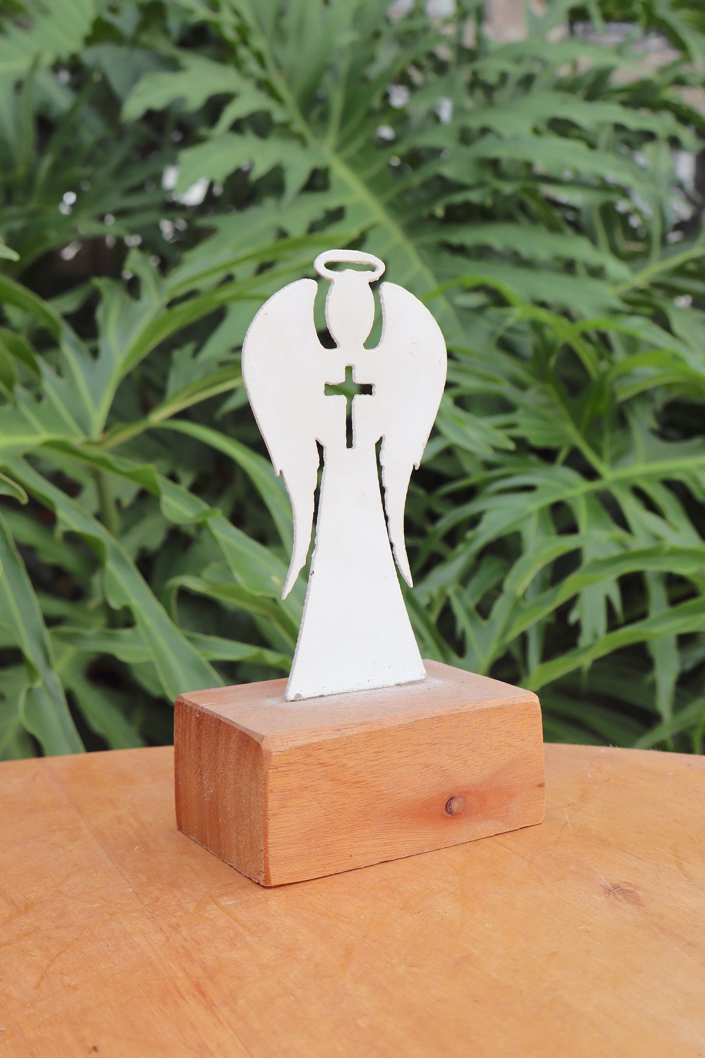 Pedestal Anjo em Ferro com Base em Madeira