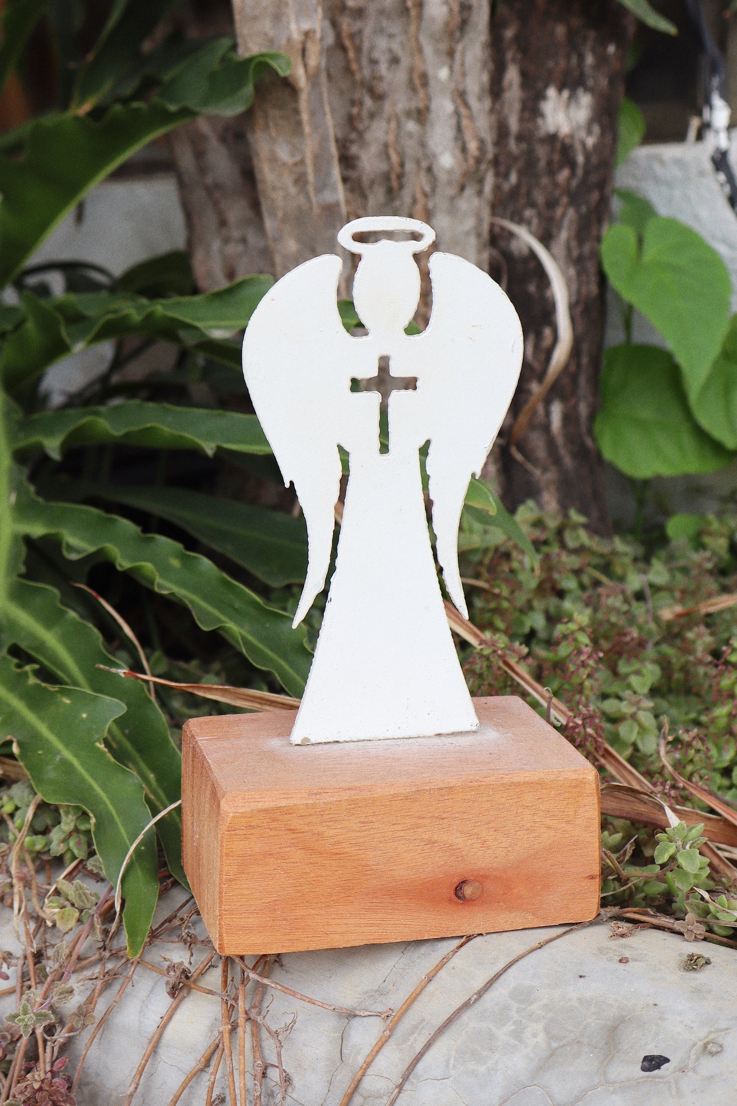 Pedestal Anjo em Ferro com Base em Madeira