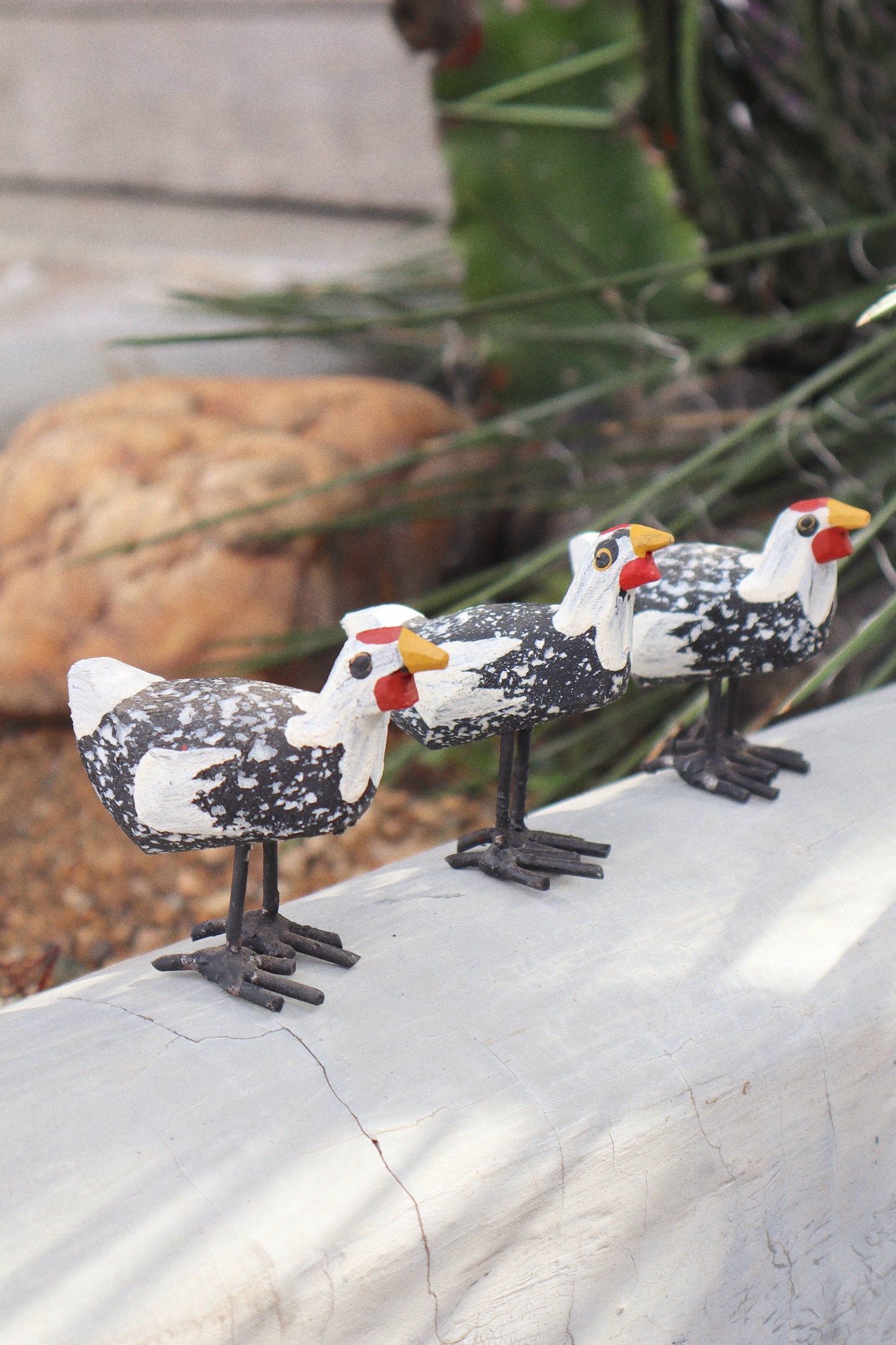 Trio Galinha Artesanal Em Madeira e Pé Ferro P
