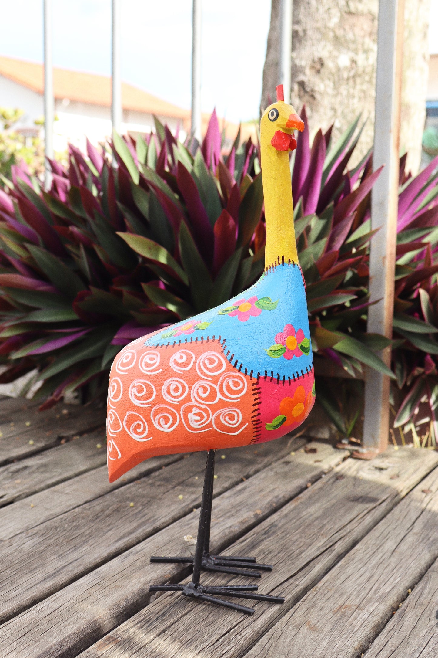 Galinha Patchwork Artesanal Em Madeira e Pé Ferro