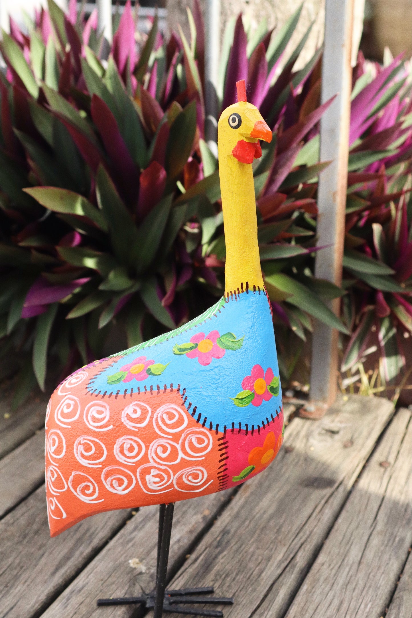 Galinha Patchwork Artesanal Em Madeira e Pé Ferro