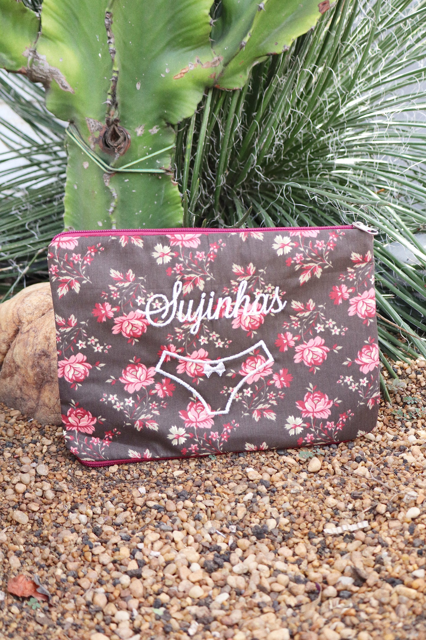 Necessaire Porta Calcinha Limpinha Sujinha P Flores Vermelhas Fundo Marrom