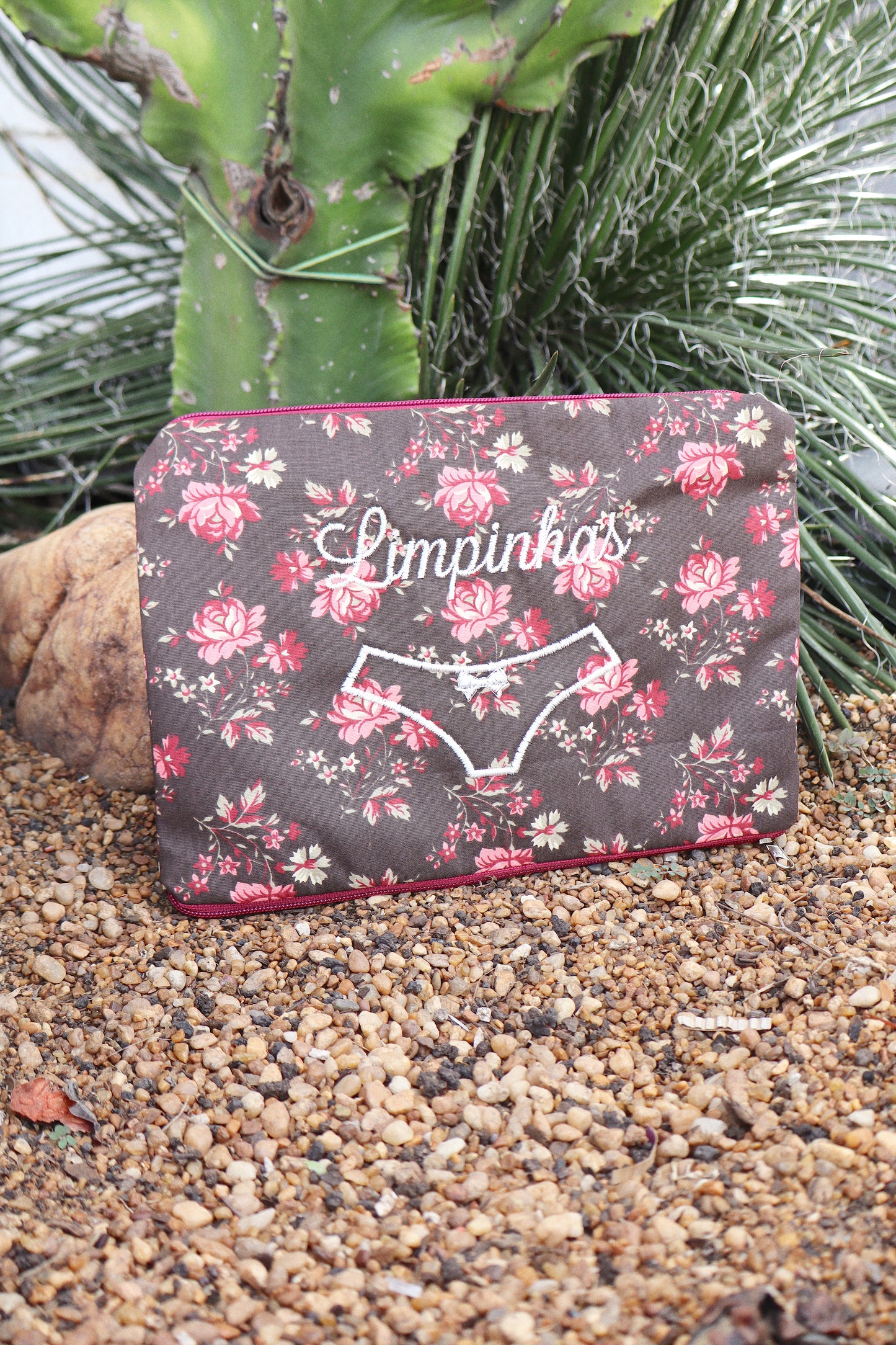 Necessaire Porta Calcinha Limpinha Sujinha P Flores Vermelhas Fundo Marrom