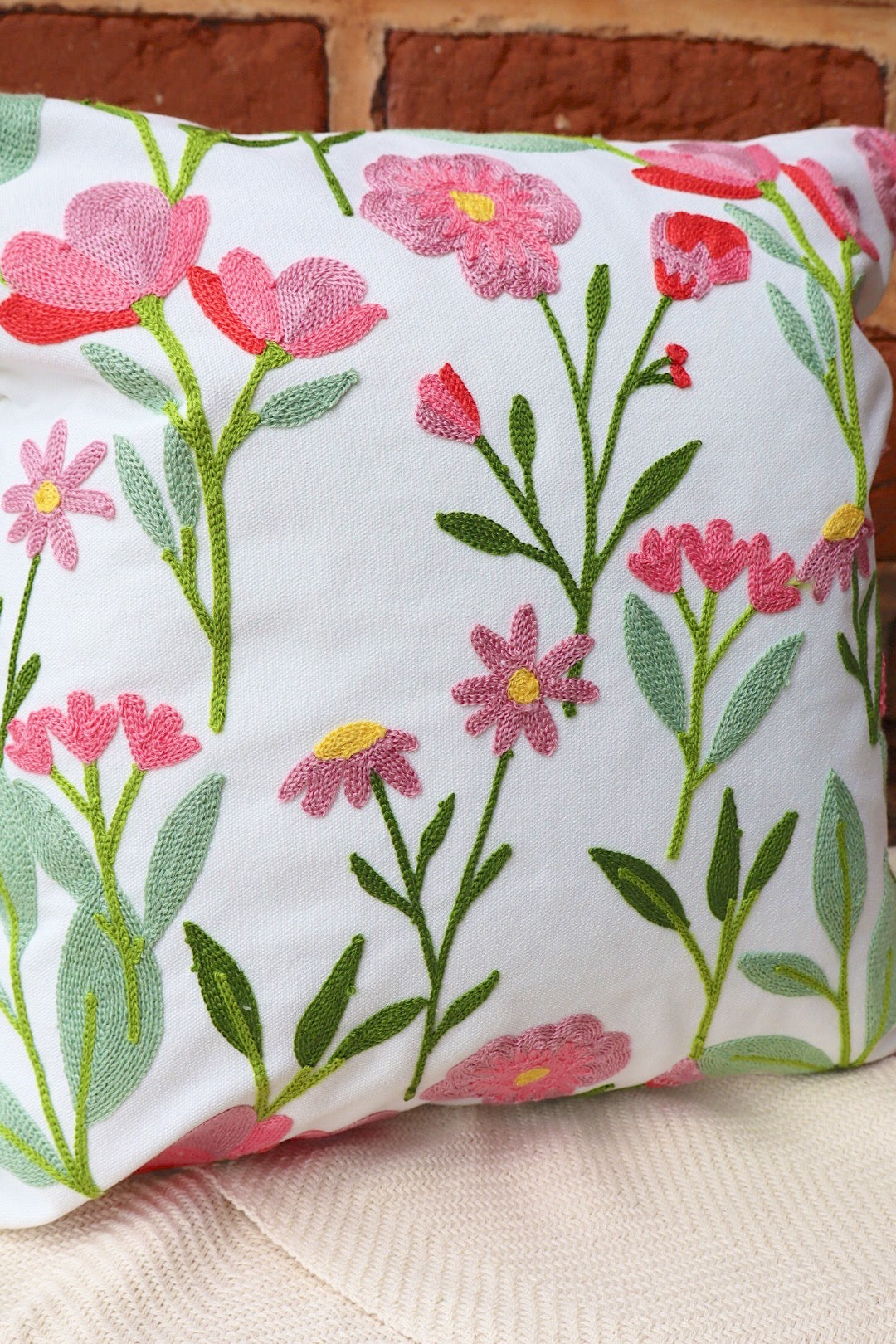 Capa de Almofada Bordada em Linho 45x45 Flores EST016