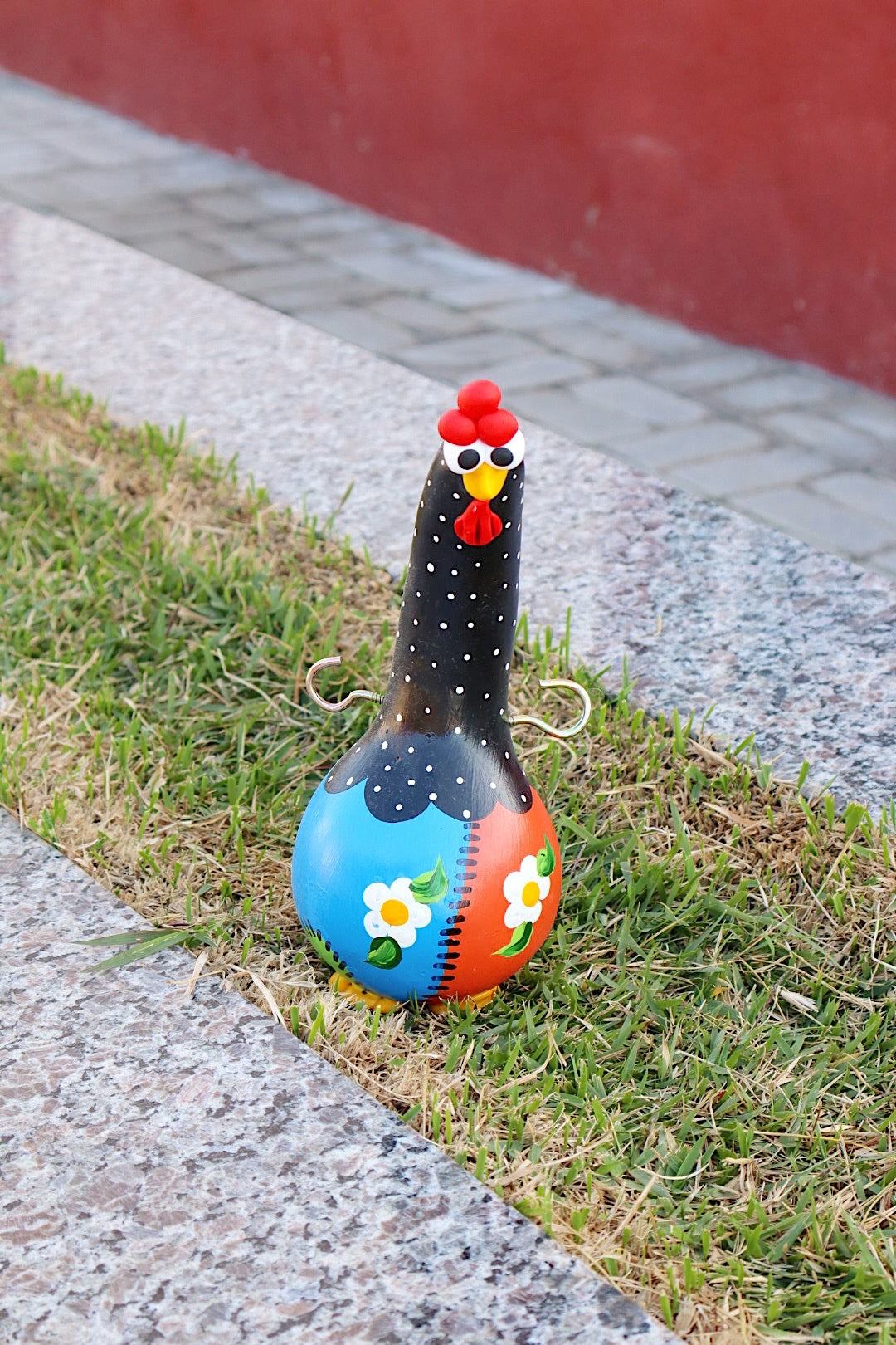 Galinha Porta Caneca em Cabaça Preta Patchwork