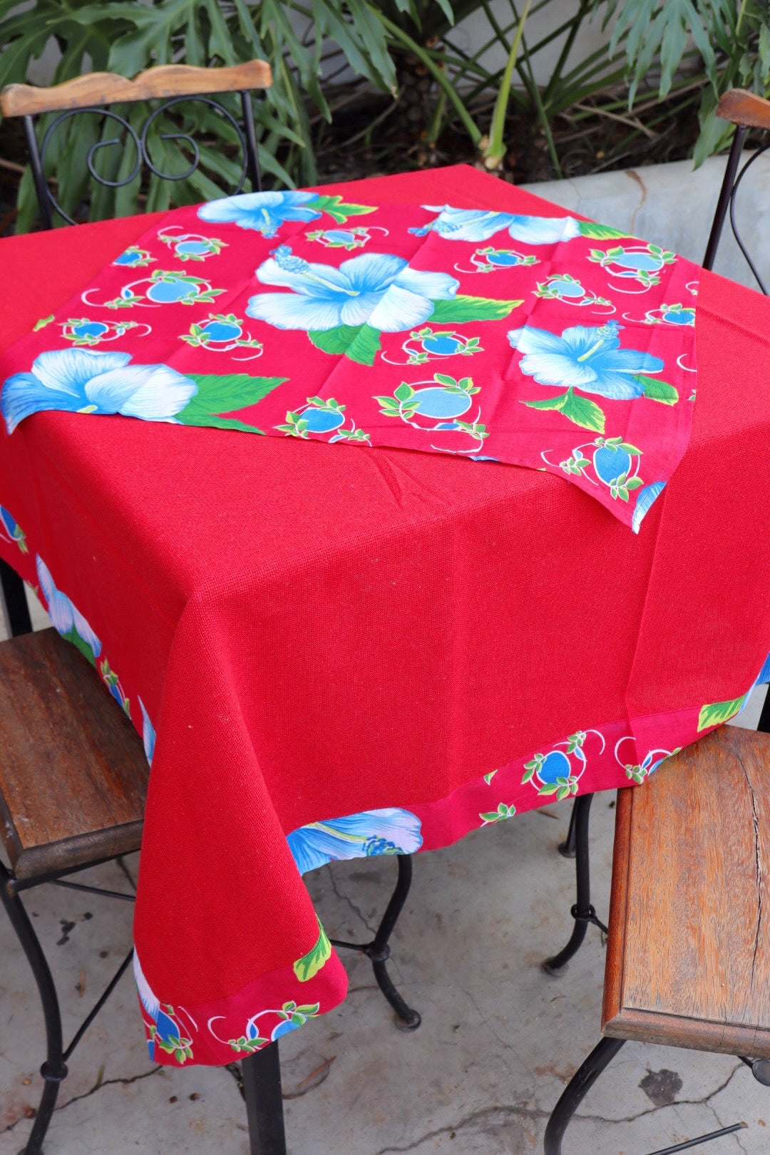 Toalha de Mesa com Barra de Chita Vermelha com Composê 1,5mx1,5m