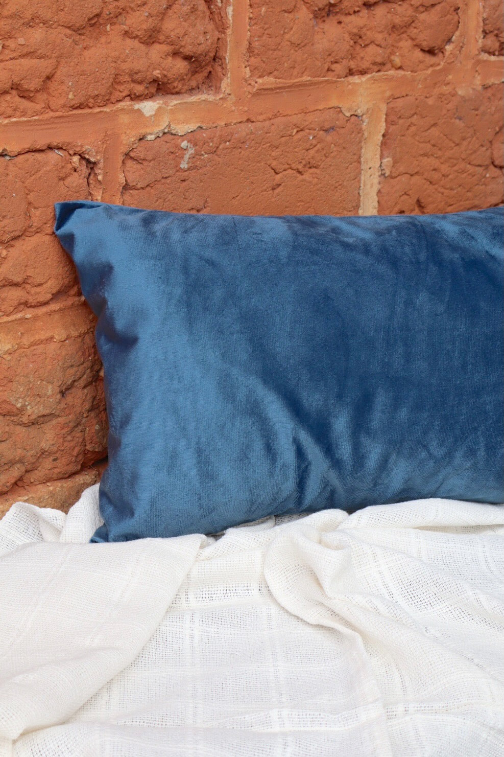 Capa de Almofada Baguete Retangular Suede Lisa Azul Petróleo - 30x50
