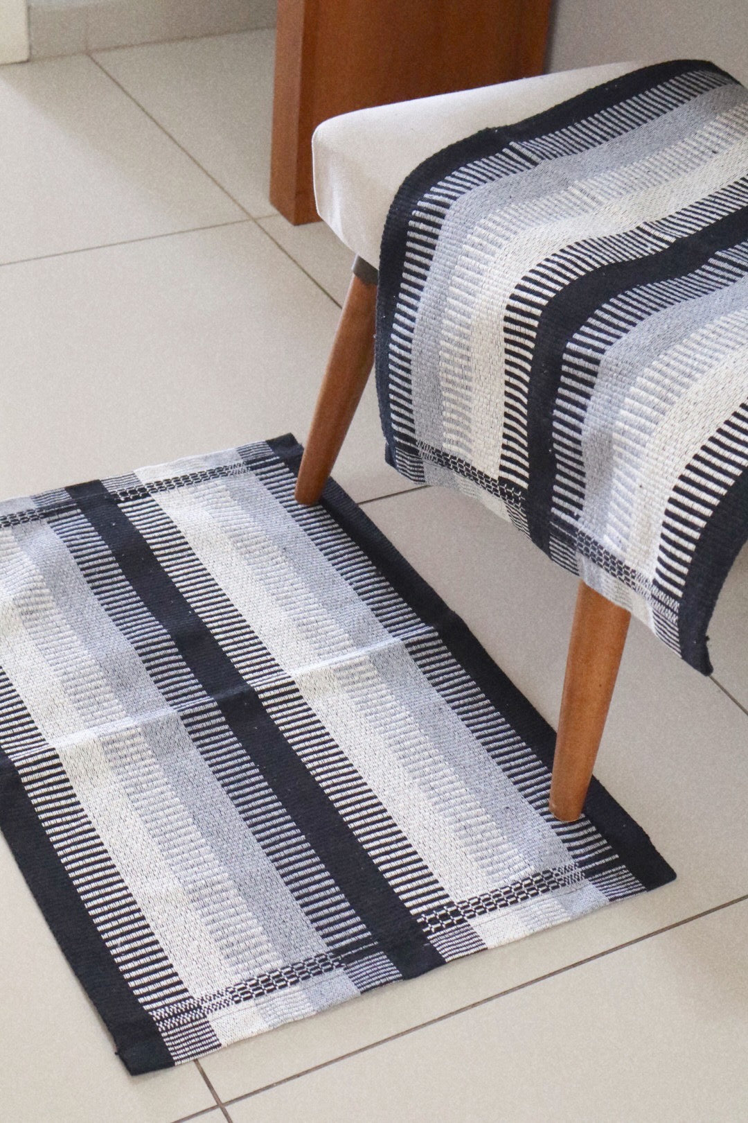 Tapete 46X67cm Listrado Degradê Preto