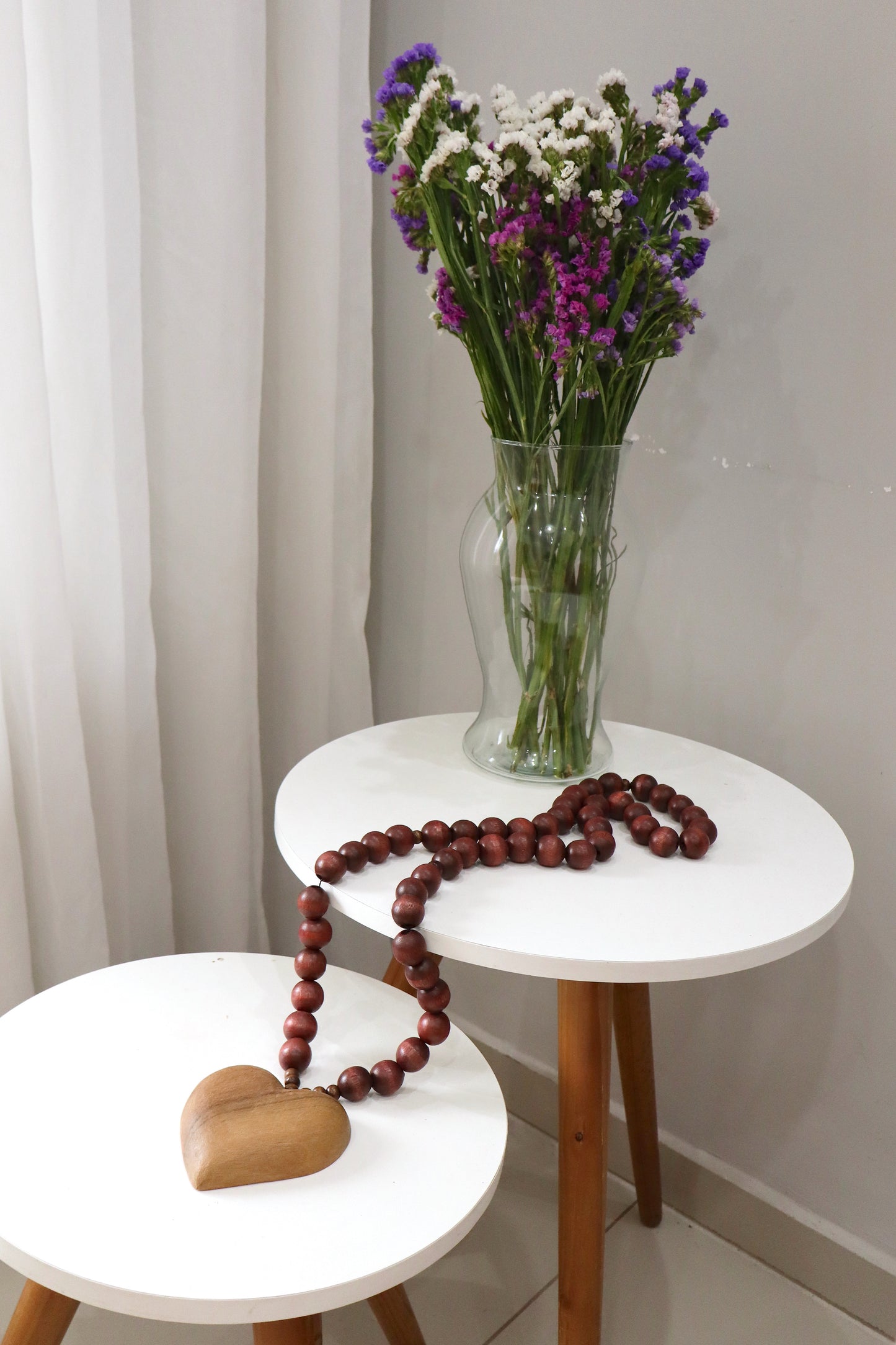 Colar / Terço de Mesa Decorativo Vermelho com Coração Neutro