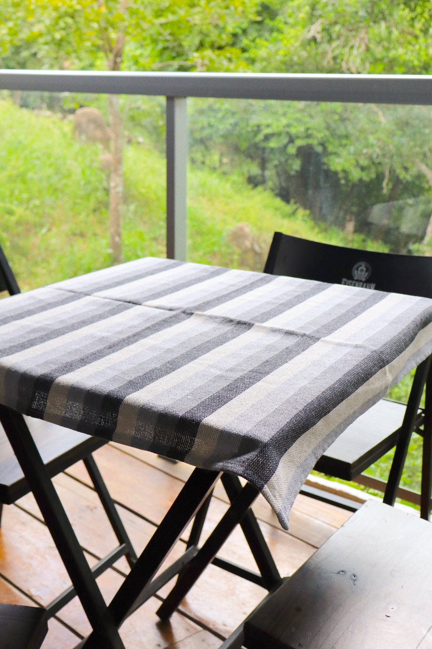 Toalha de Mesa Quadrada Listrada Preta e Cinza 0,70x0,70m