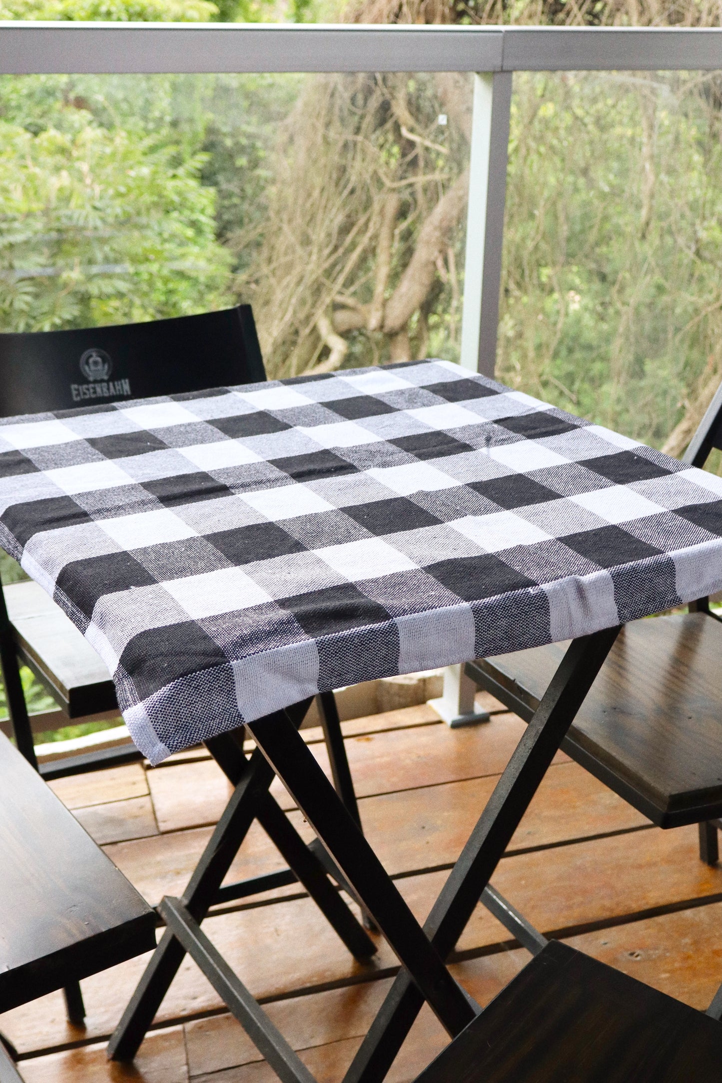 Toalha de Mesa Quadrada Cobre Lanche Xadrez Preta e Branca 0,70x0,70m