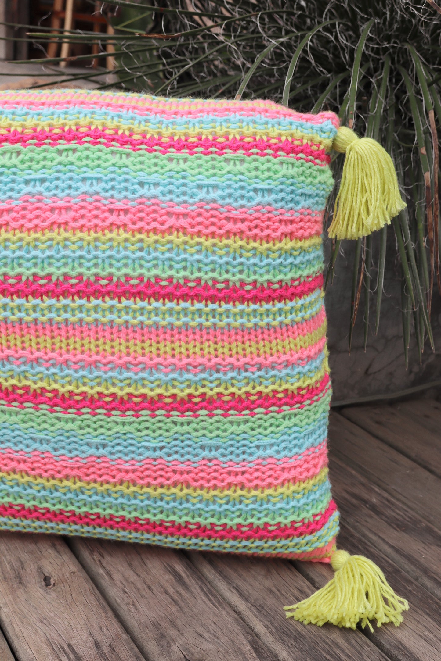 Capa de Almofada Pompom Decorativa Tricô Listrada Colorida 45x45cm