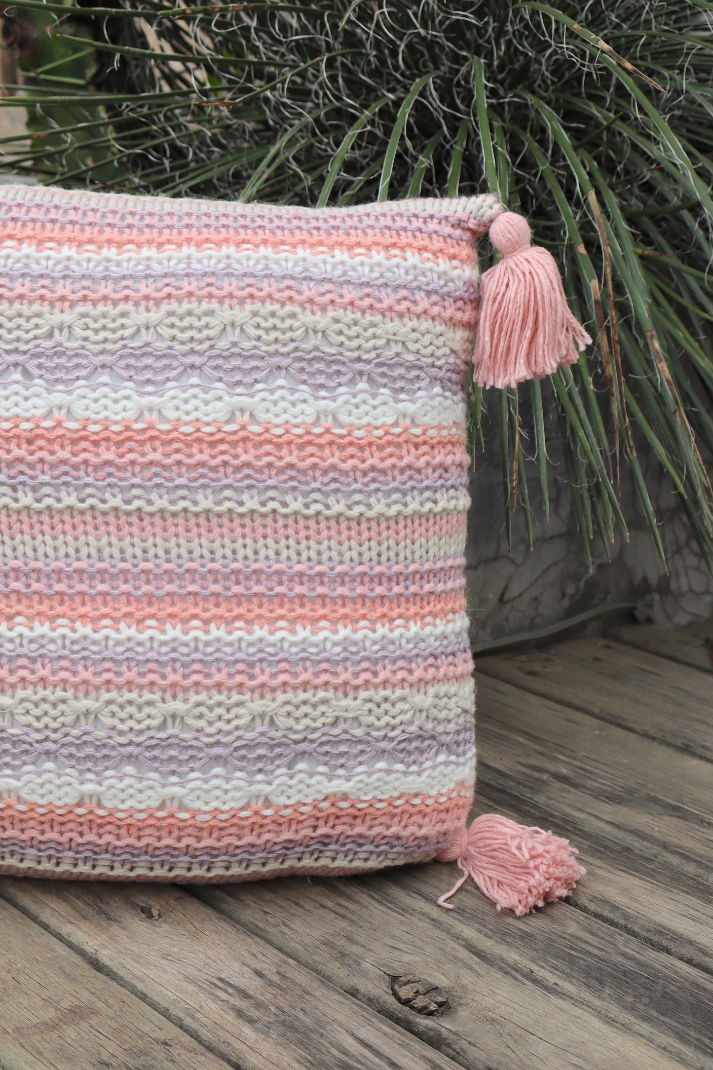 Capa de Almofada Pompom Decorativa Tricô Listrada Rosa 45x45cm