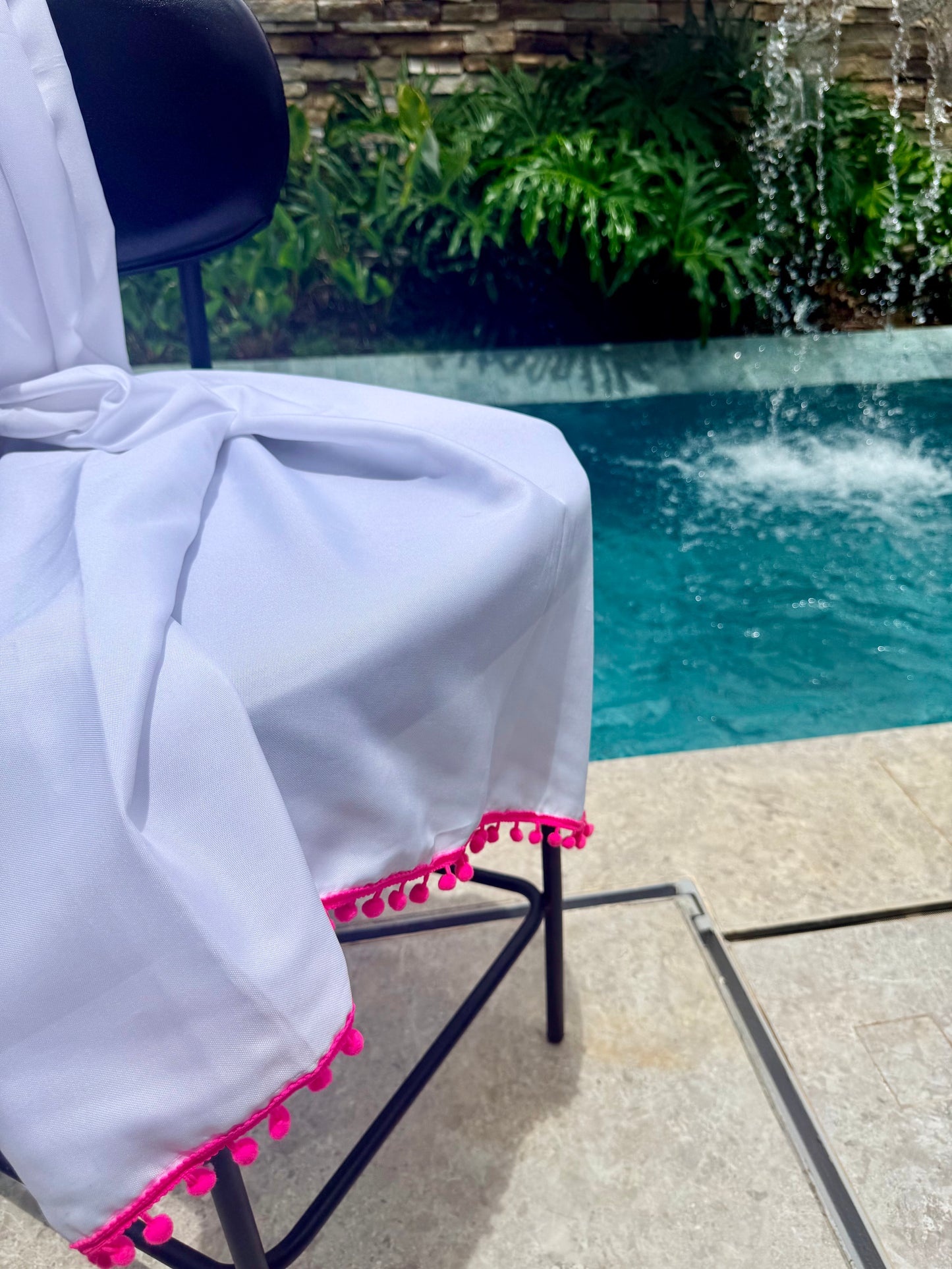 Canga Saída de Praia Branca com Pompom Rosa