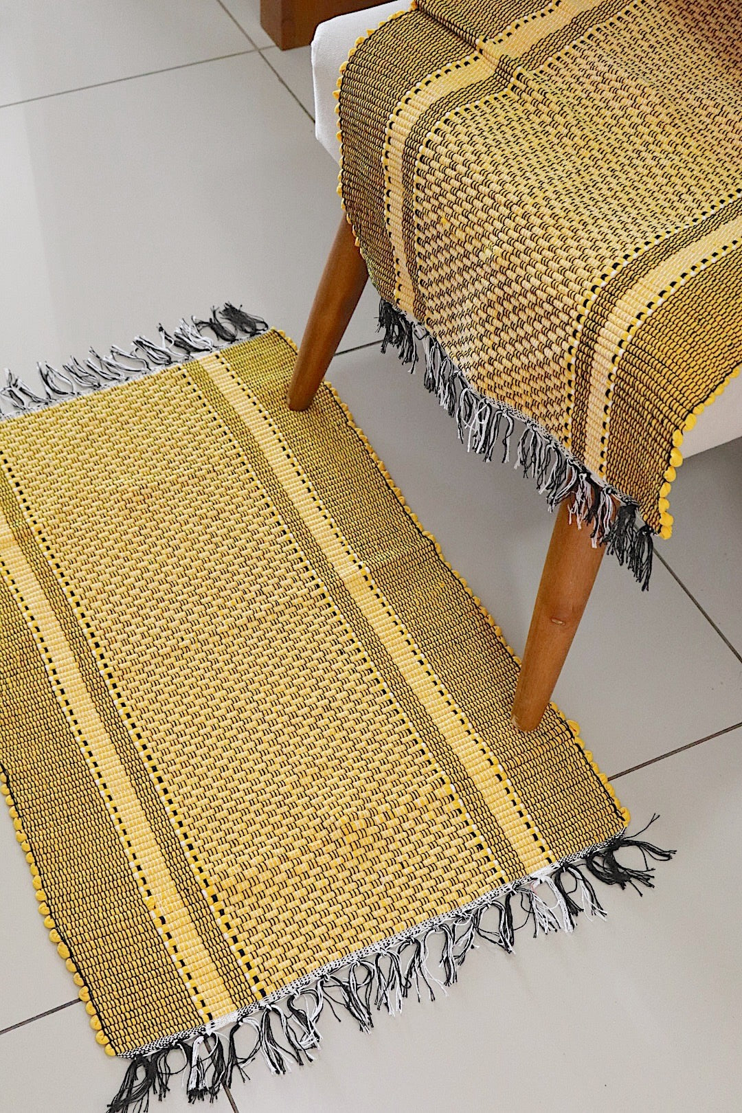 Par de Tapete de Malha Listra Amarelo