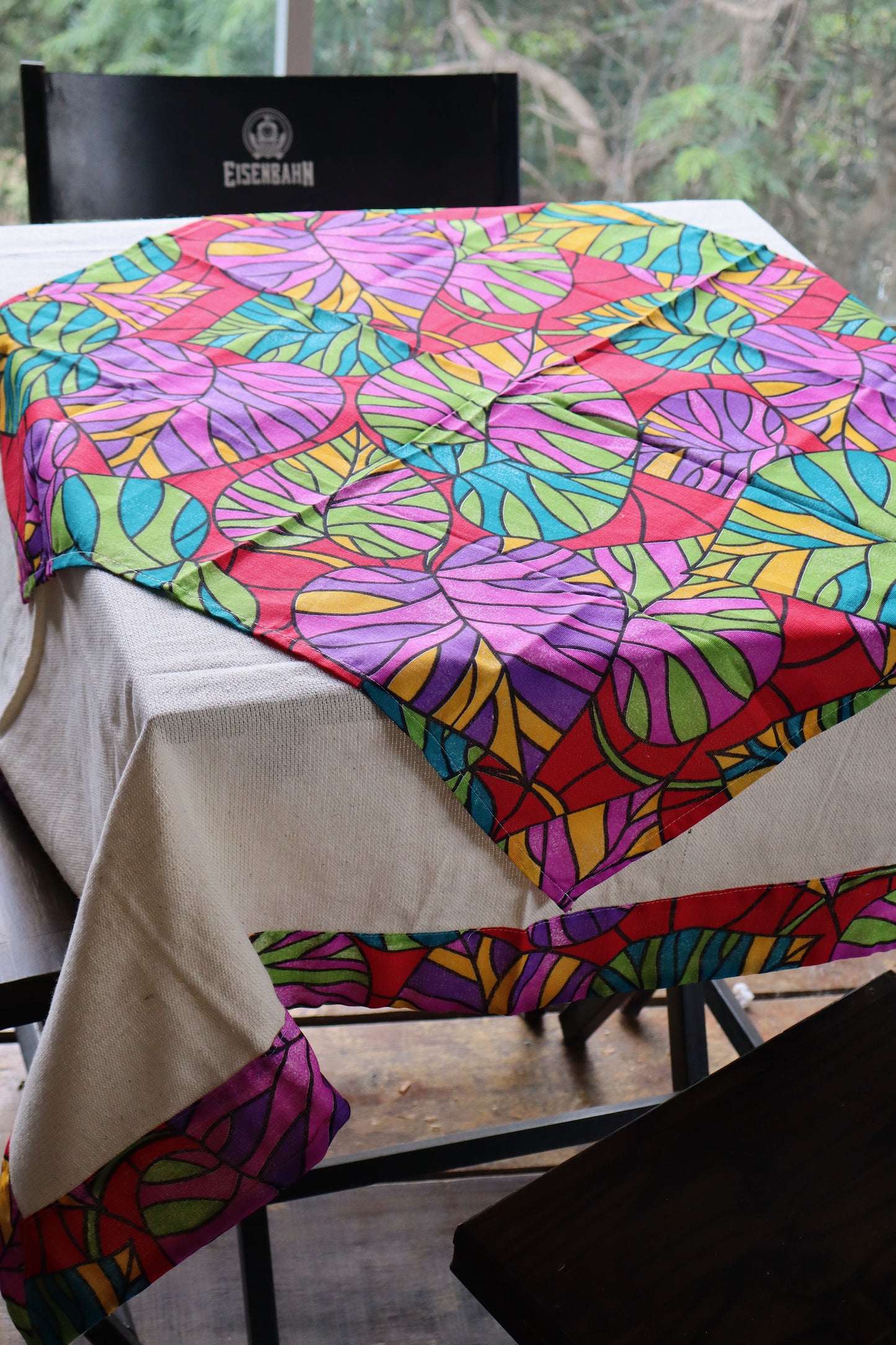 Toalha de Mesa com Barra de Chita Geométrica com Composê 1,5mx1,5m