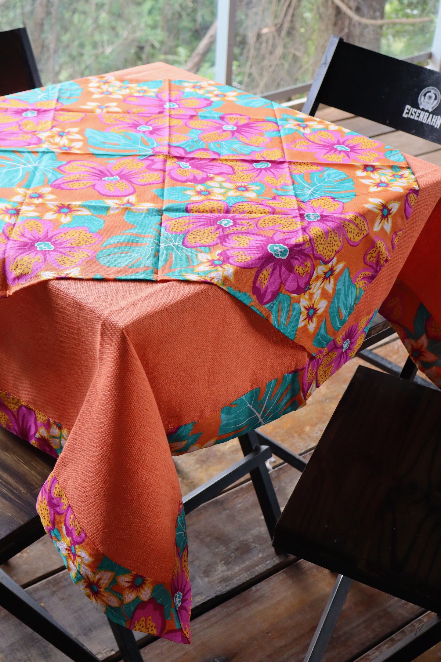 Toalha de Mesa com Barra de Chita Laranja com Composê 1,10x1,10m