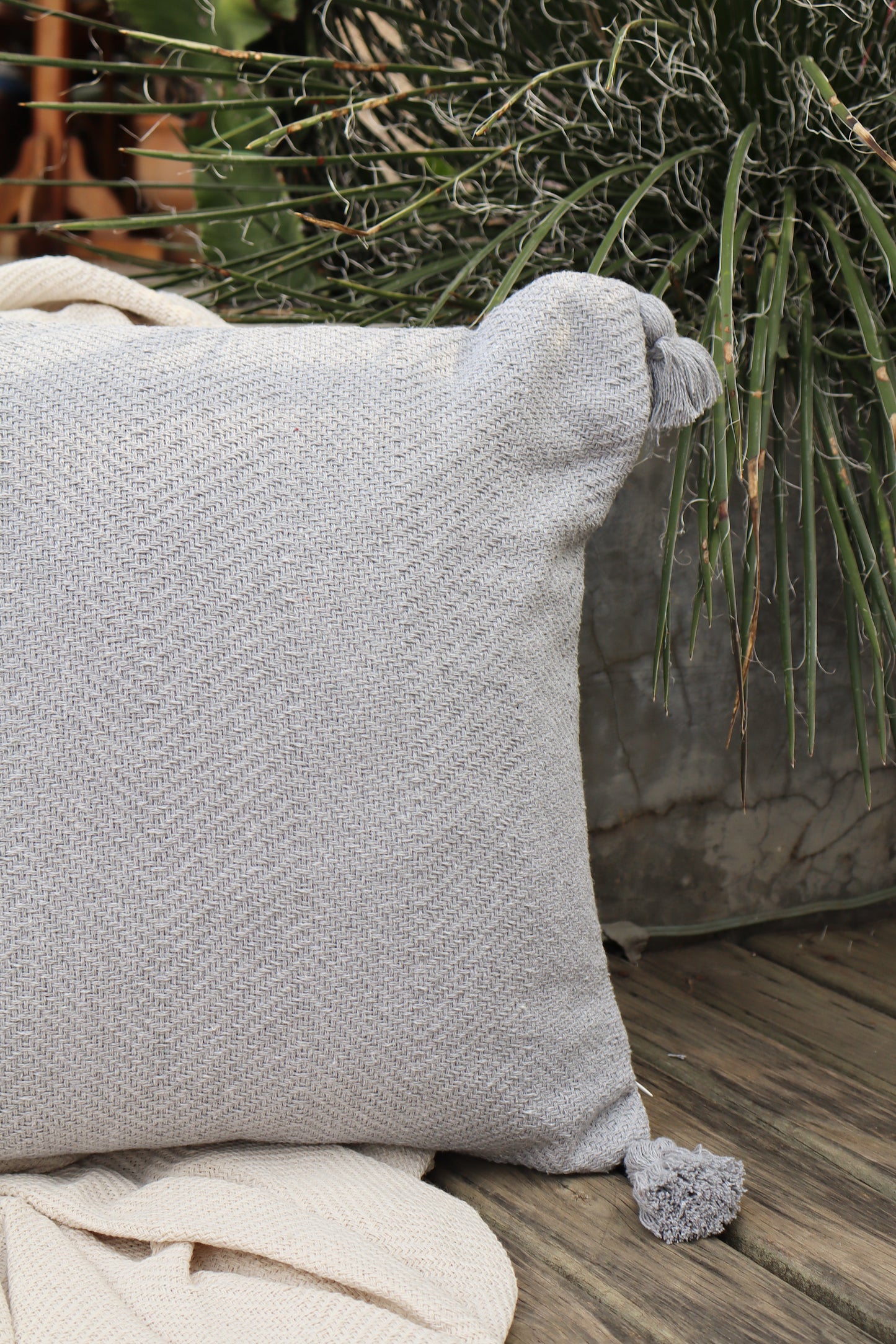 Capa de Almofada Boho Escama com Pompom Lisa Cinza Claro 45x45