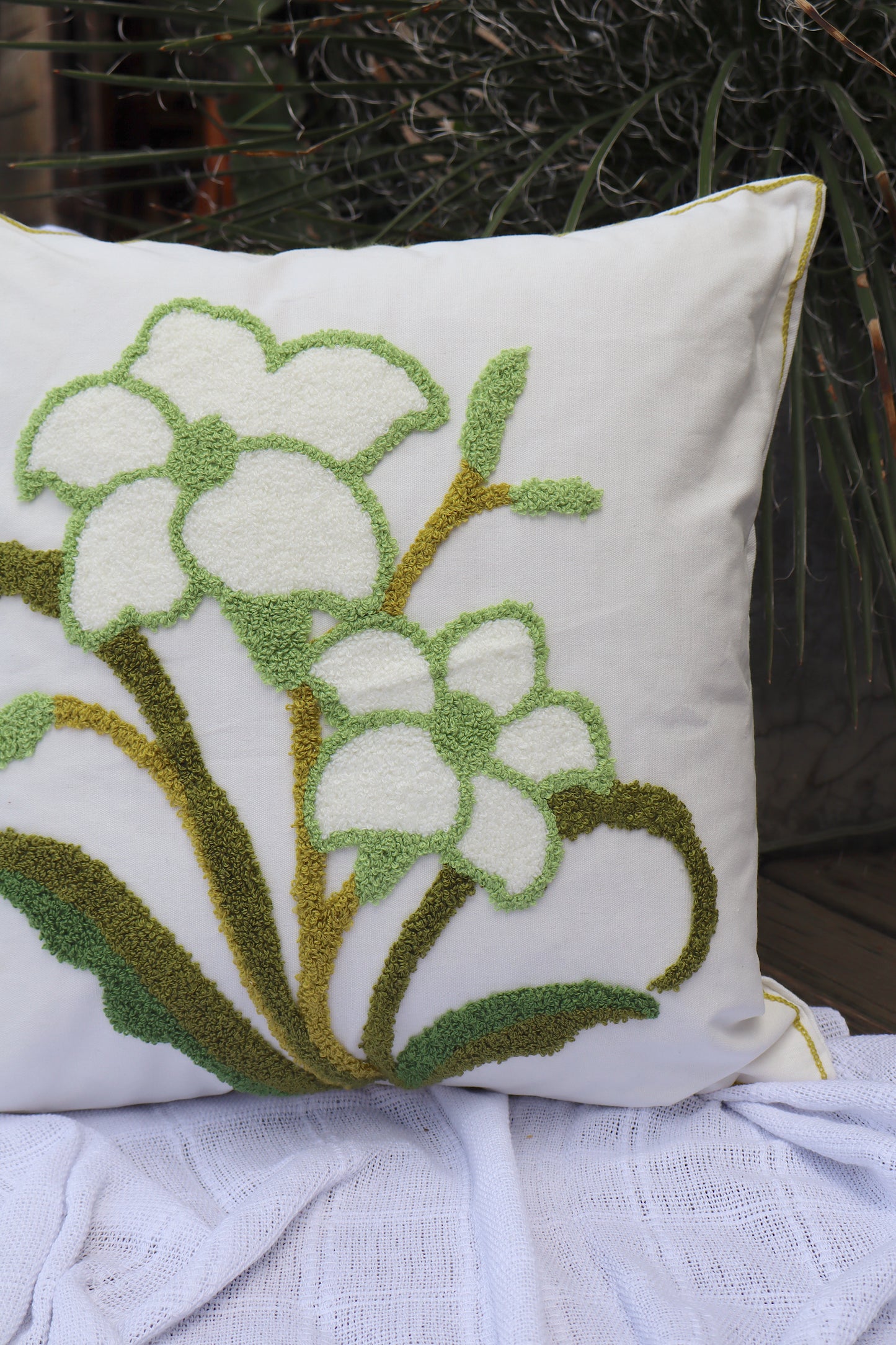 Capa de Almofada Bordada em Linho 45x45 Flores EST08 Verde e Branca