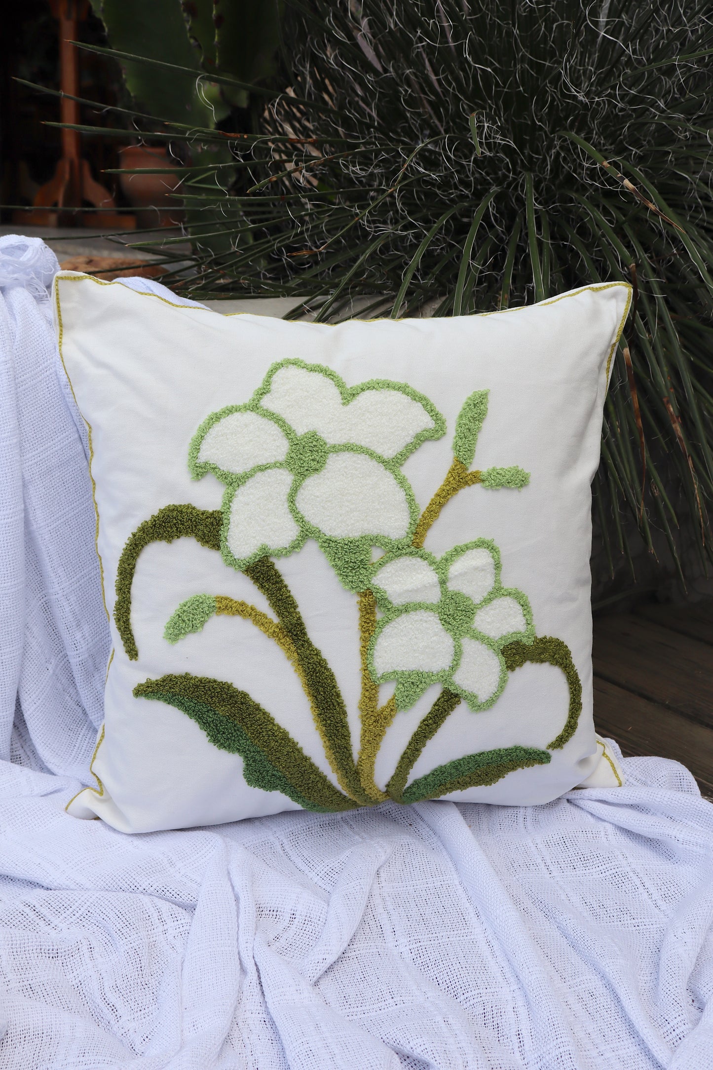 Capa de Almofada Bordada em Linho 45x45 Flores EST08 Verde e Branca