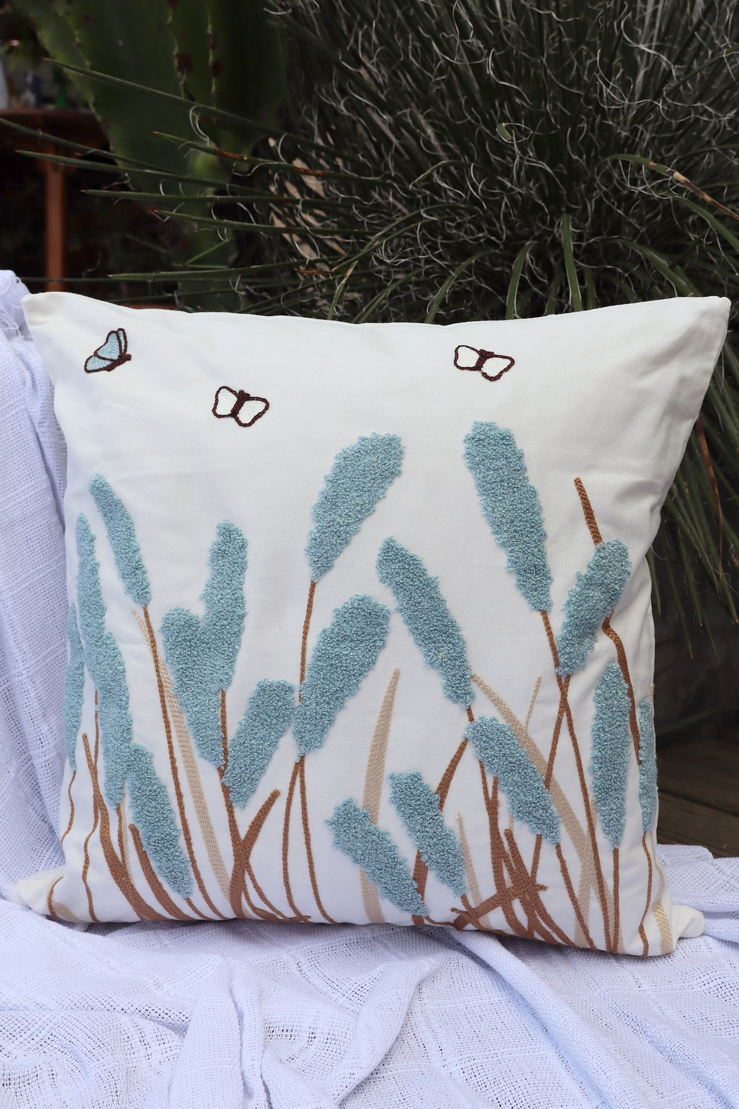 Capa de Almofada Bordada em Linho 45x45 Flores EST10