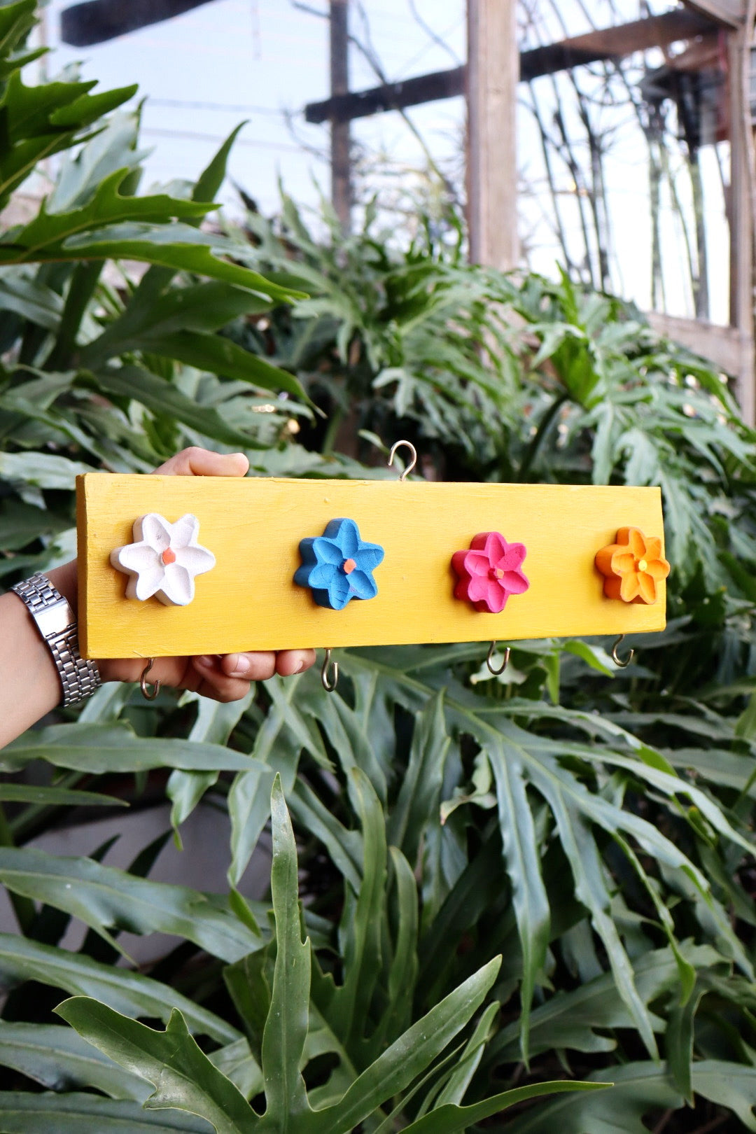 Cabide de Madeira Amarelo com 4 Ganchos Flor Colorida