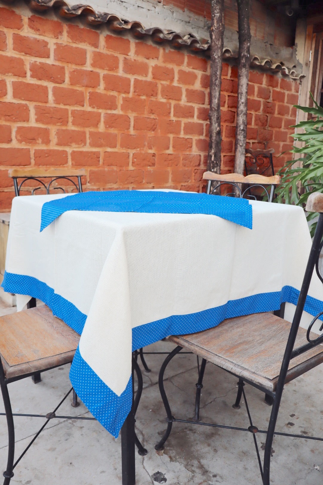 Toalha de Mesa com Barra de Tricoline Poá Azul com Composê 1,5mx1,5m