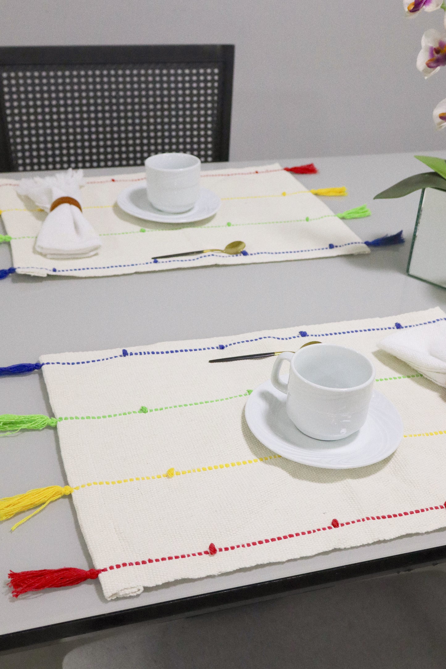 Lugar Americano Algodão com Pompom Colorido Arco Íris