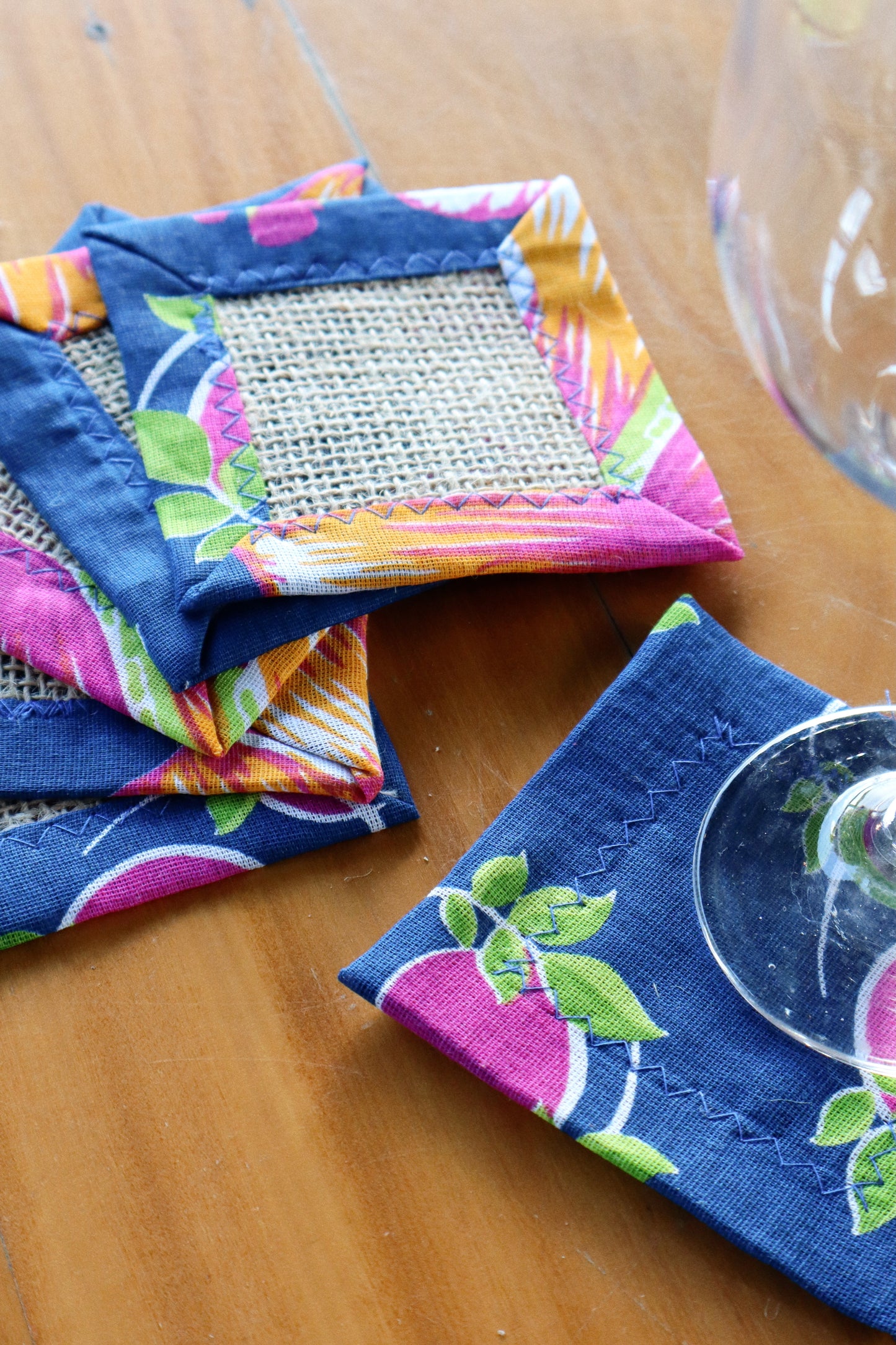 Kit 6 Porta Copos / Descanso Para Copos em Juta com Chita Azul na Lateral