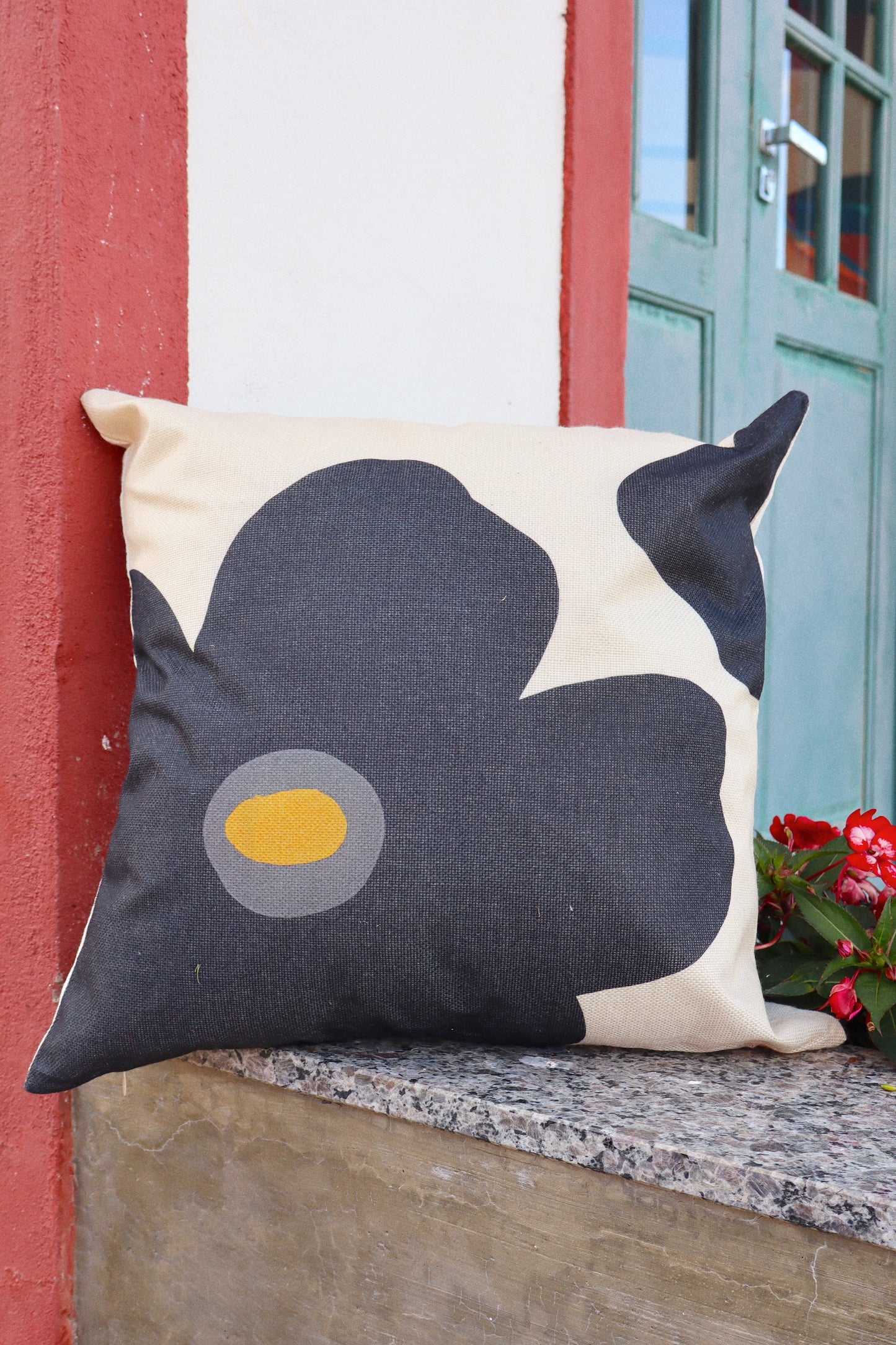 Capa de Almofada em Linho Simples Flor Preta e Amarela 45x45