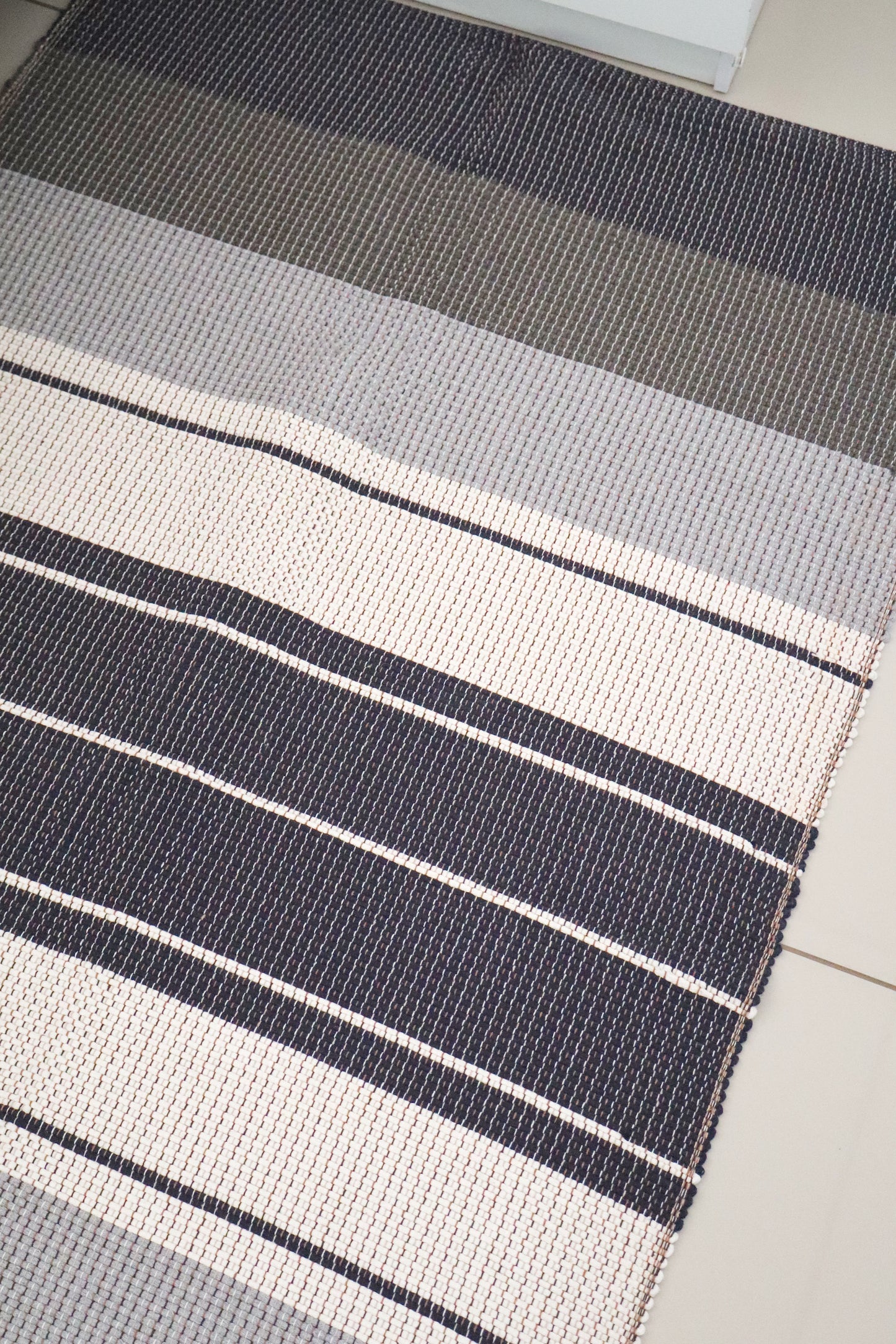 Tapete Médio Linha Listrado Azul e Cru 0,80x1,50m