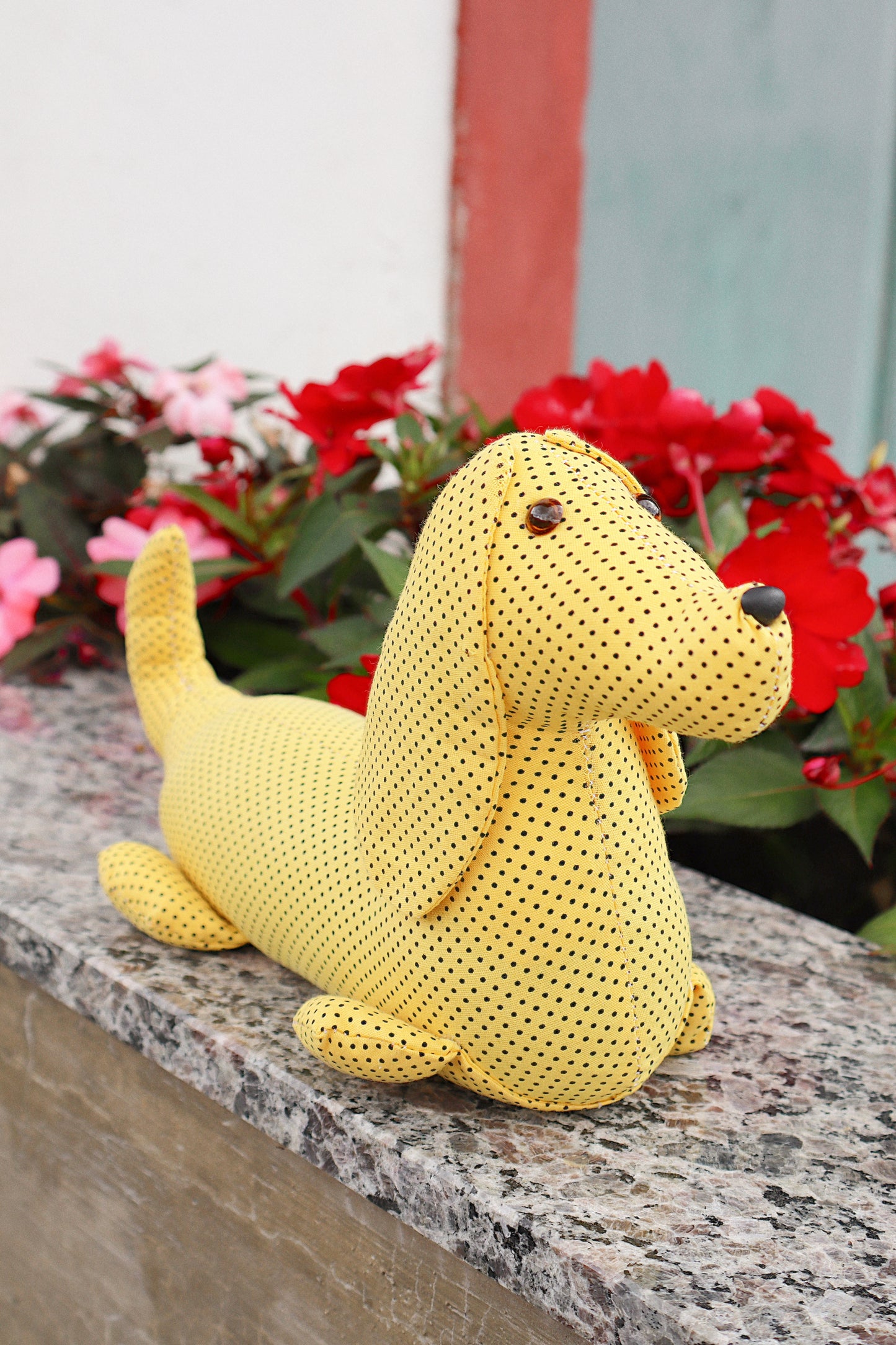 Peso de Porta Cachorro Deitado Poá Amarelo