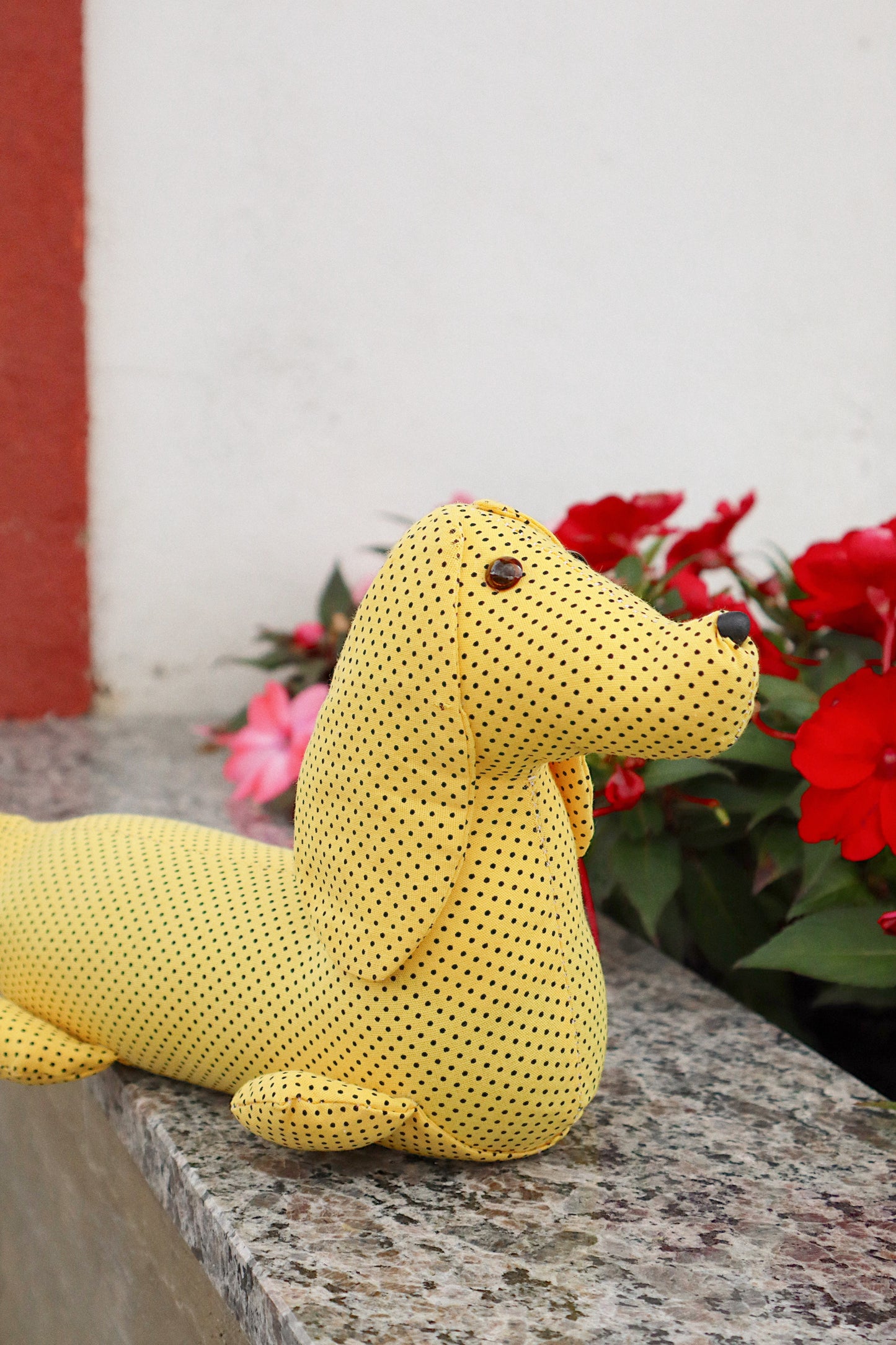 Peso de Porta Cachorro Deitado Poá Amarelo