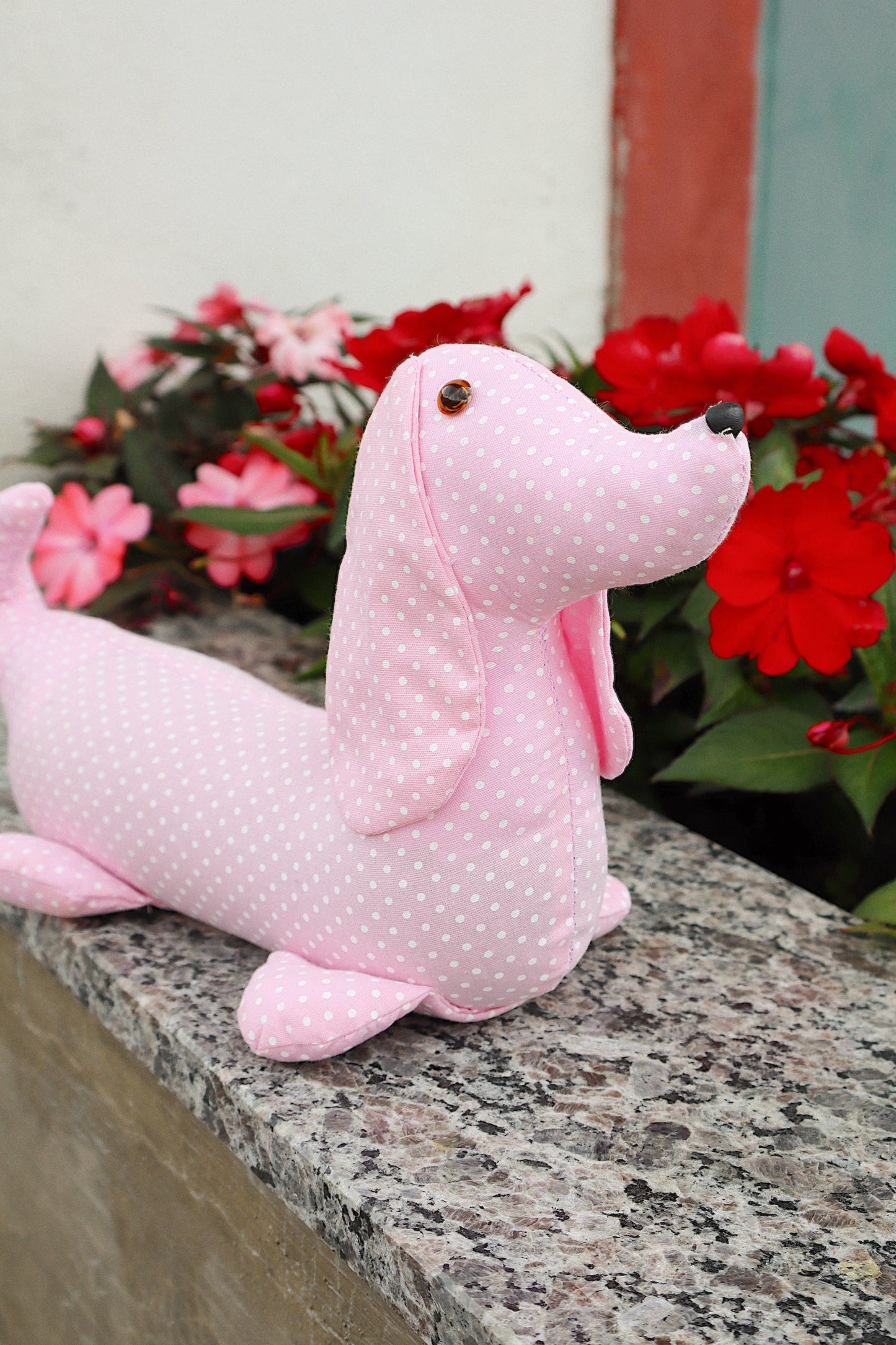 Peso de Porta Cachorro Deitado Poá Rosa Claro