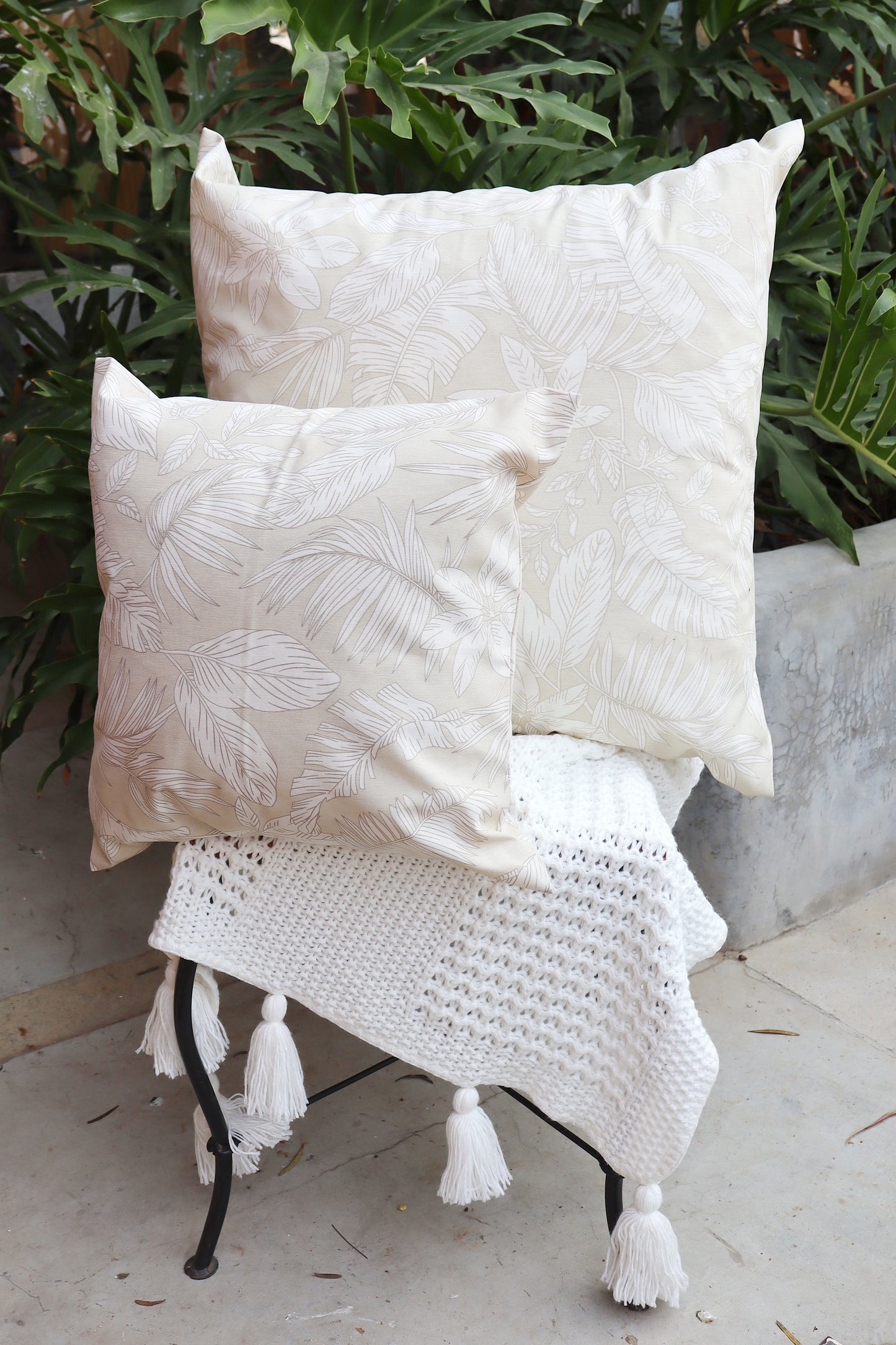 Capa de Almofada Impermeável Belize Folhas Bege Claro 45x45 ou 65x65