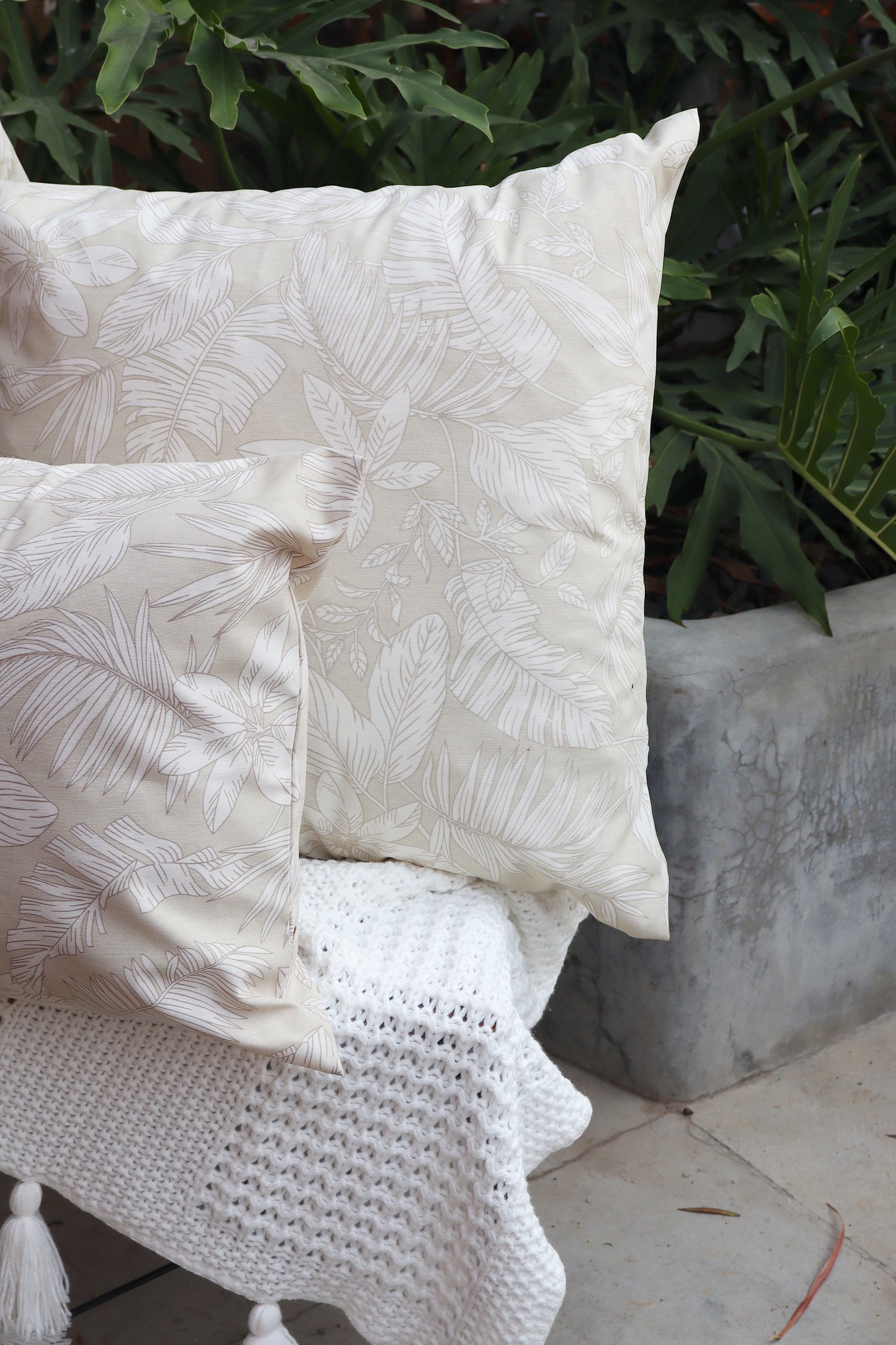 Capa de Almofada Impermeável Belize Folhas Bege Claro 65x65