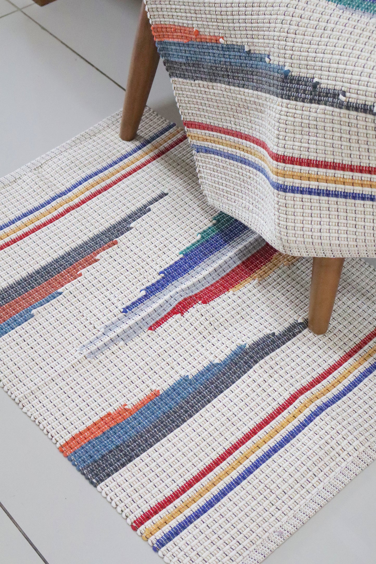 Tapete em Linha Bico Colorido 48x78cm