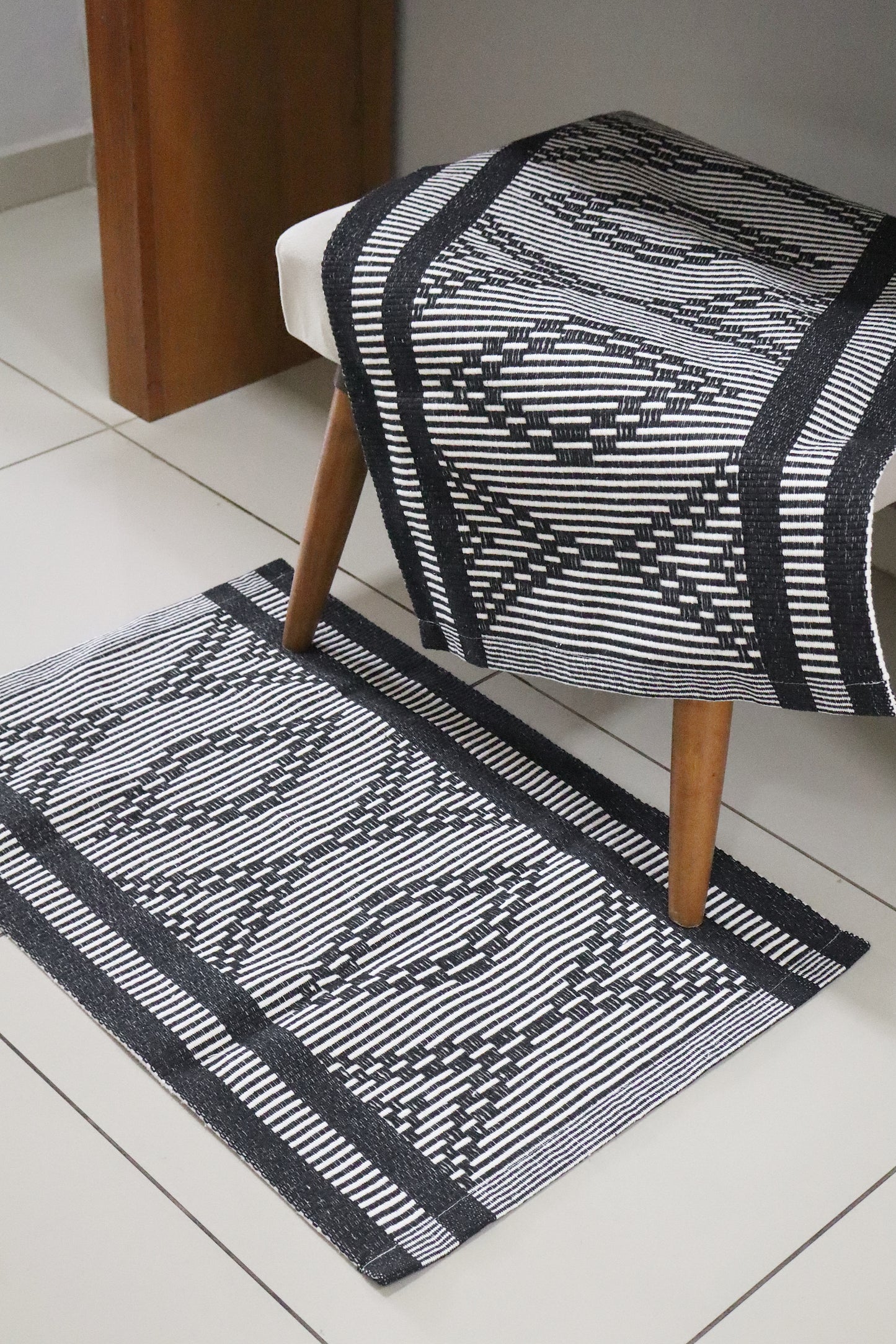 Tapete 46X67cm Egito Preto
