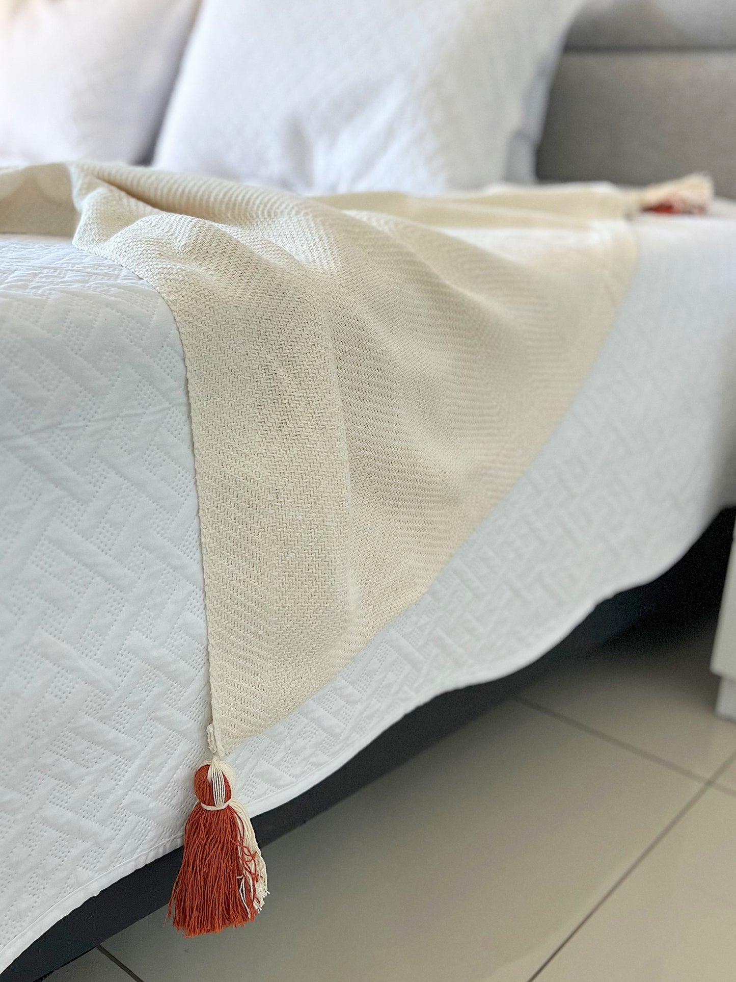 Manta para Sofá / Peseira Lisa Cru com Pompom Terracota Boho 1,20mx1,80m