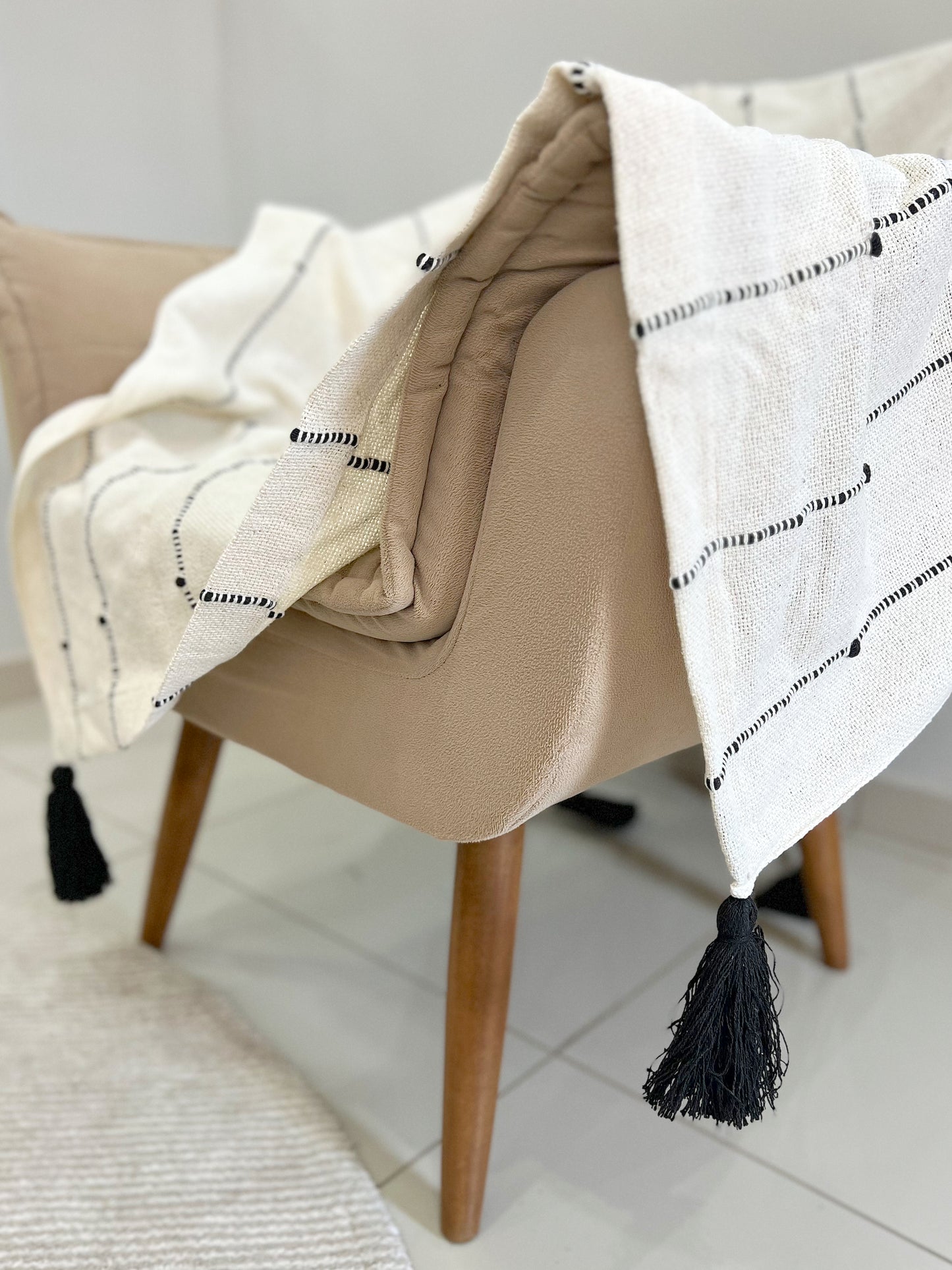Manta para Sofá / Peseira Pompom Boho Preta 1,20mx1,80m