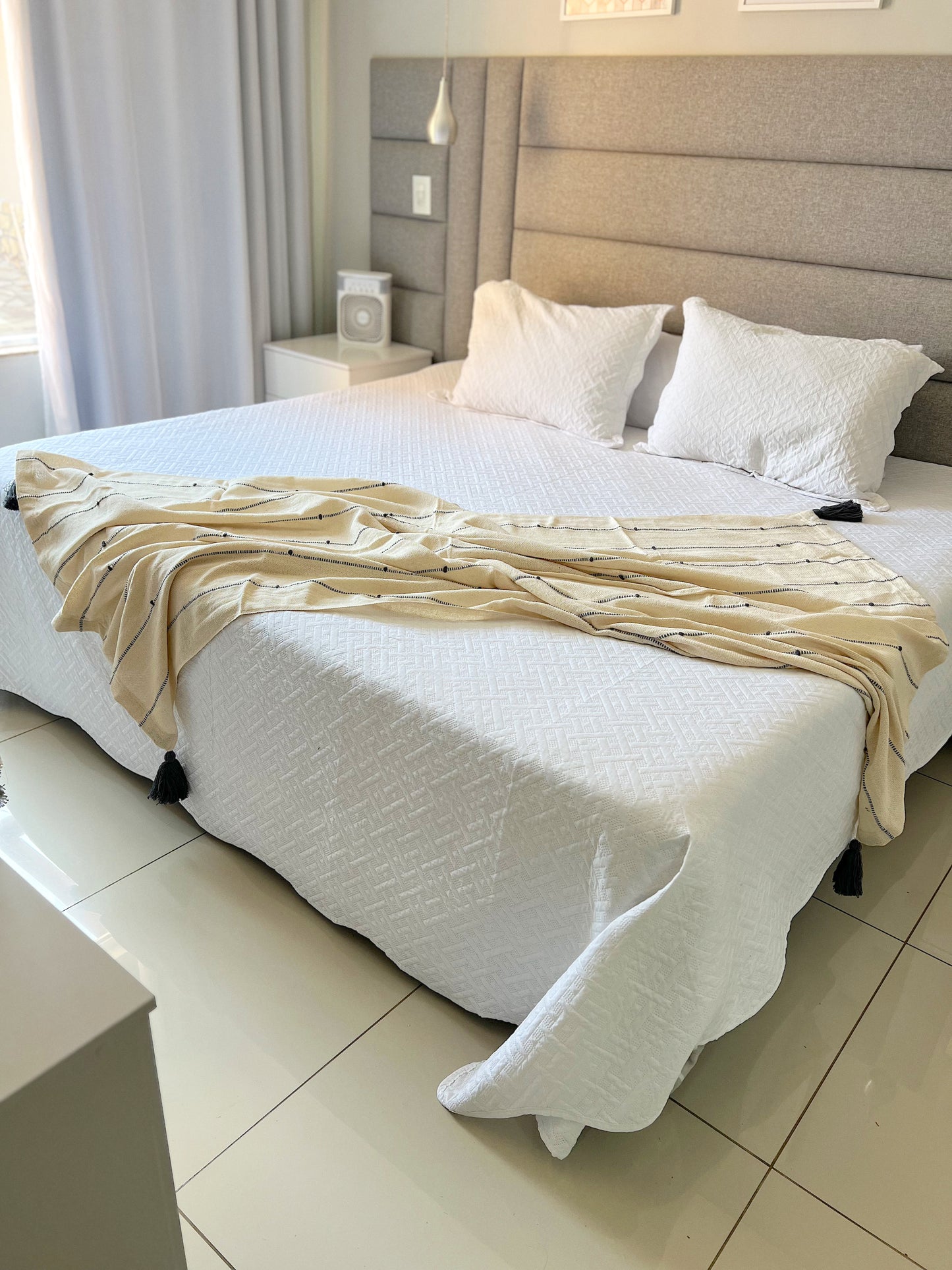 Manta para Sofá / Peseira Pompom Boho Preta 1,20mx1,80m