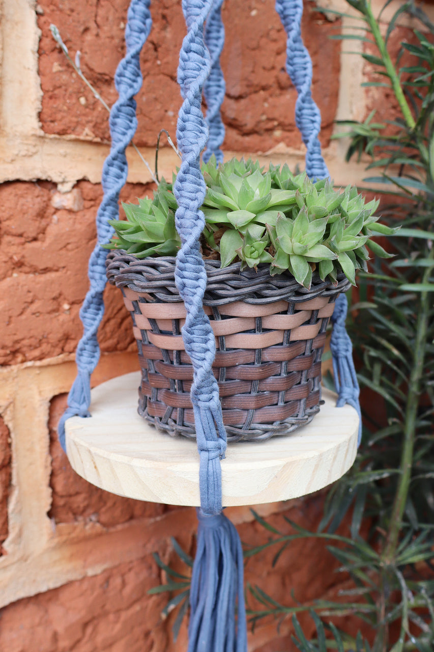 Suporte de Planta em Macramê Malha Um Vaso Com Base de Madeira Cinza