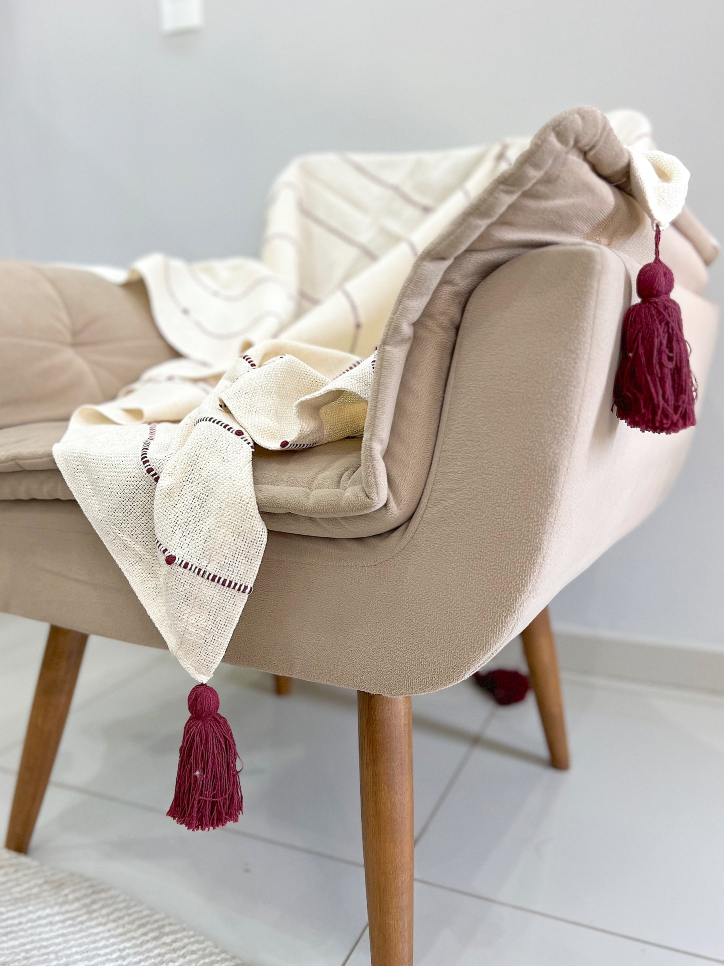 Manta para Sofá / Peseira Pompom Boho Vinho 1,20mx1,80m