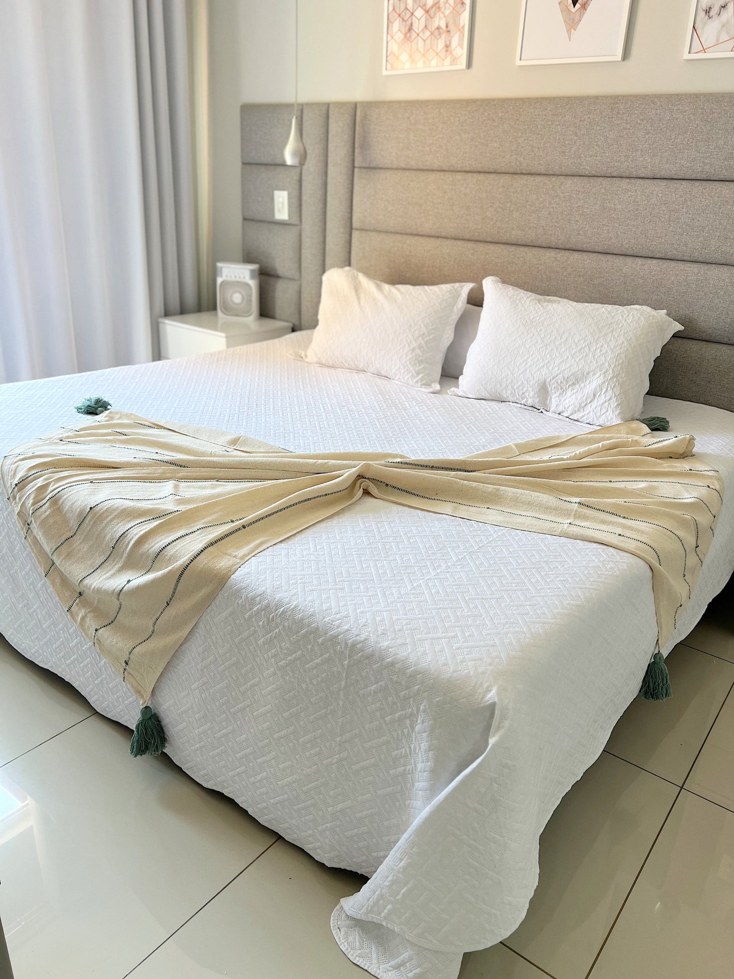 Manta para Sofá / Peseira Pompom Boho Verde Tifanny 1,20mx1,80