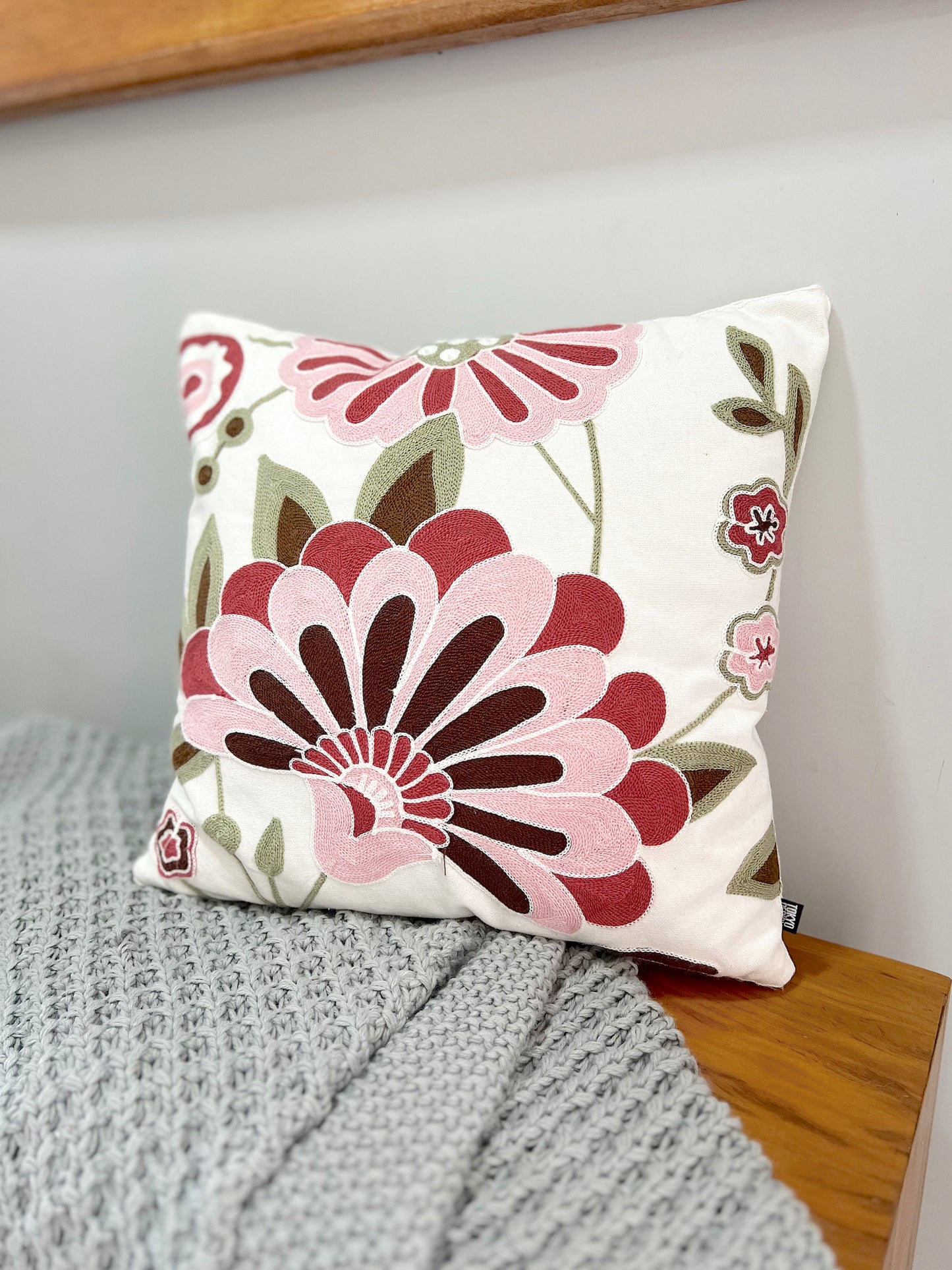 Capa de Almofada Bordada em Linho 45x45 EST10 Verde e Rosa