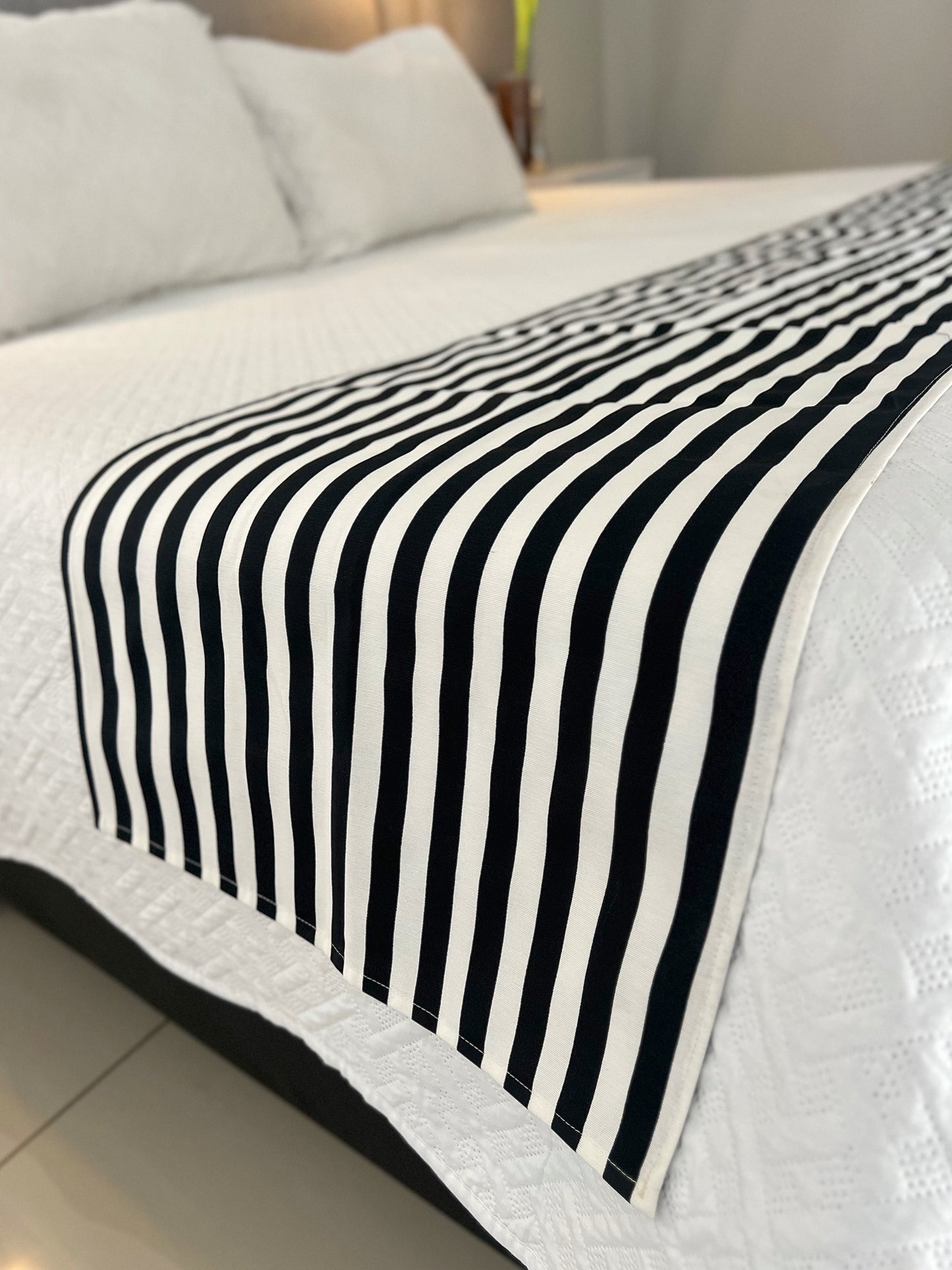 Peseira em Tecido Belize Listrado Preto e Branco