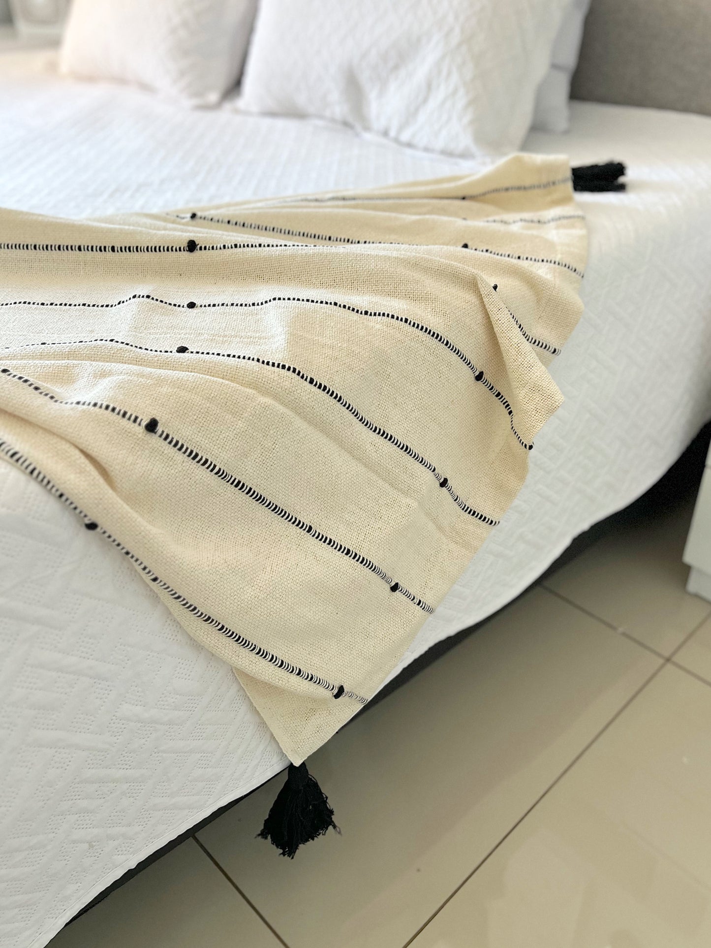 Manta para Sofá / Peseira Pompom Boho Preta 1,20mx1,80m