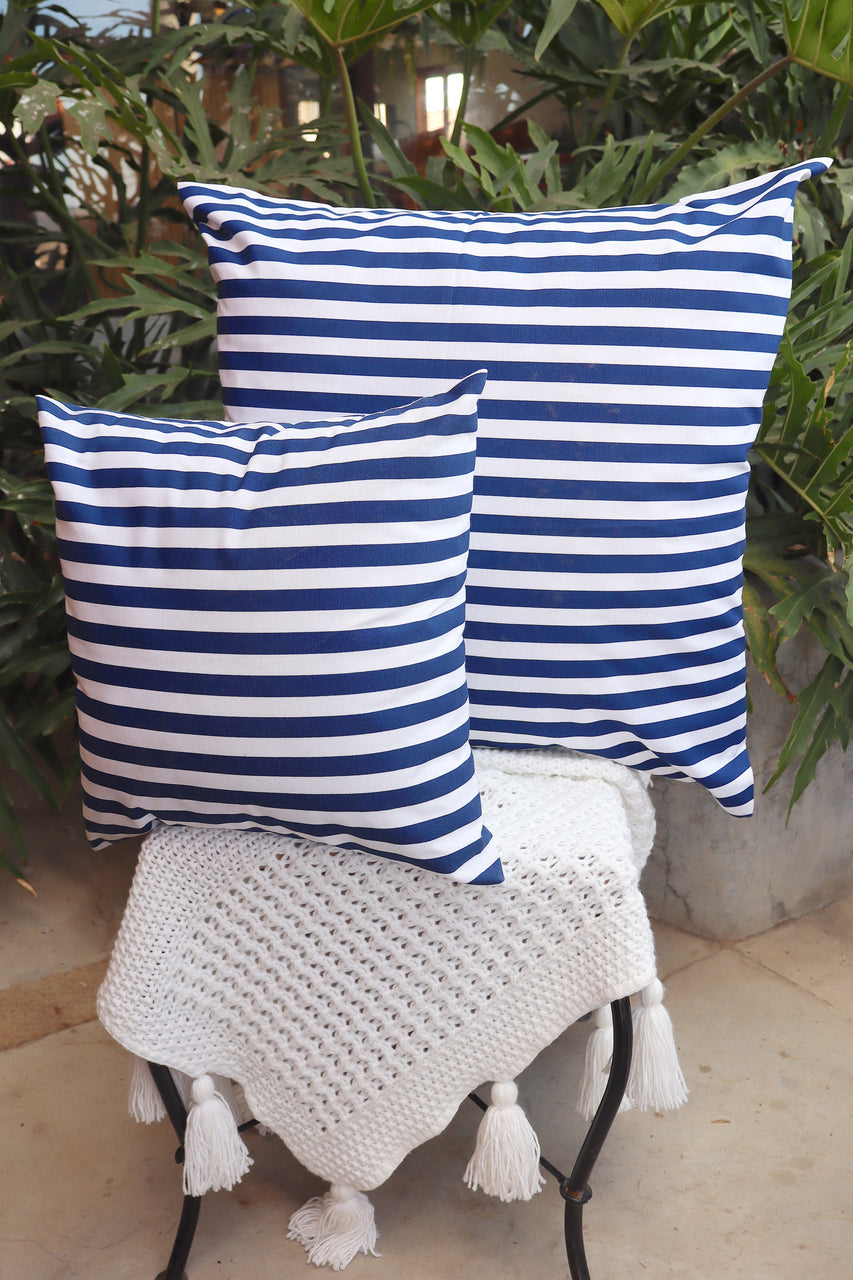 Capa de Almofada Impermeável Belize Listrada Azul e Branca 65x65
